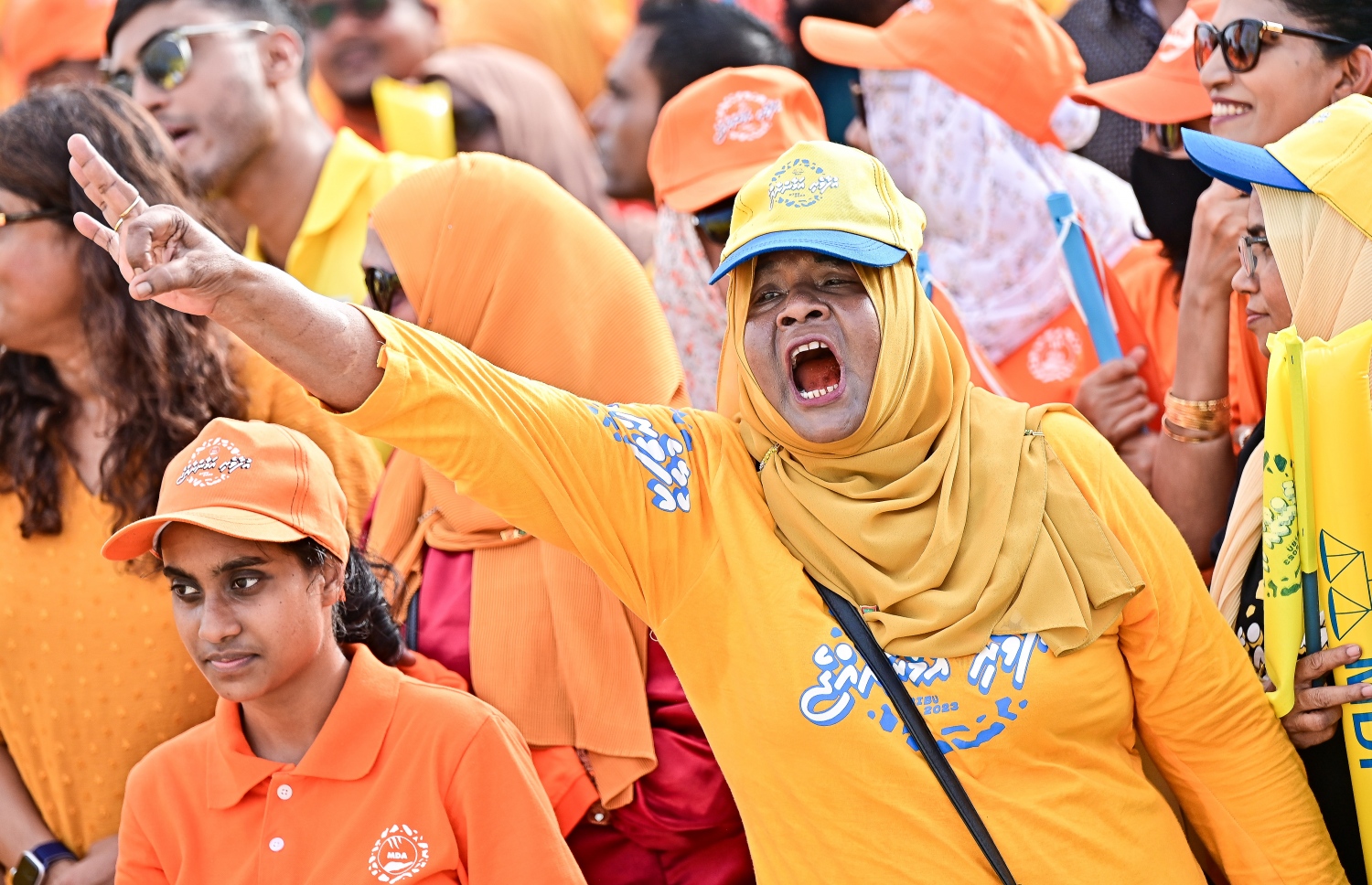 މިއަހަރުގެ ރިޔާސީ އިންިހާބުގެ އެމްޑީޕީ ކެންޑިޑޭޓް، ރައީސް އިބްރާހިމް މުހައްމަދު ސޯލިހުގެ ކެމްޕޭނު ނިންމާލުމުގެ ގޮތުން އެ ޕާޓީ އިން އުސްފަސްގަނޑު ސަރަހައްދުގައި މިއަދު ހަވީރު ބާއްވާ ހިނގާލުމުގައި ޕާޓީ އަށް ސަޕޯޓުކުރާ މީހުން ބައިވެރިވަނީ.-- ފޮޓޯ: ފަޔާޒް މޫސާ /މިހާރު