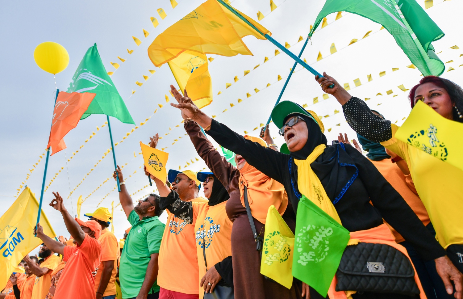 މިއަހަރުގެ ރިޔާސީ އިންިހާބުގެ އެމްޑީޕީ ކެންޑިޑޭޓް، ރައީސް އިބްރާހިމް މުހައްމަދު ސޯލިހުގެ ކެމްޕޭނު ނިންމާލުމުގެ ގޮތުން އެ ޕާޓީ އިން އުސްފަސްގަނޑު ސަރަހައްދުގައި މިއަދު ހަވީރު ބާއްވާ ހިނގާލުމުގައި ޕާޓީ އަށް ސަޕޯޓުކުރާ ޒުވާނުން ބައިވެރިވަނީ.-- ފޮޓޯ: ފަޔާޒް މޫސާ /މިހާރު