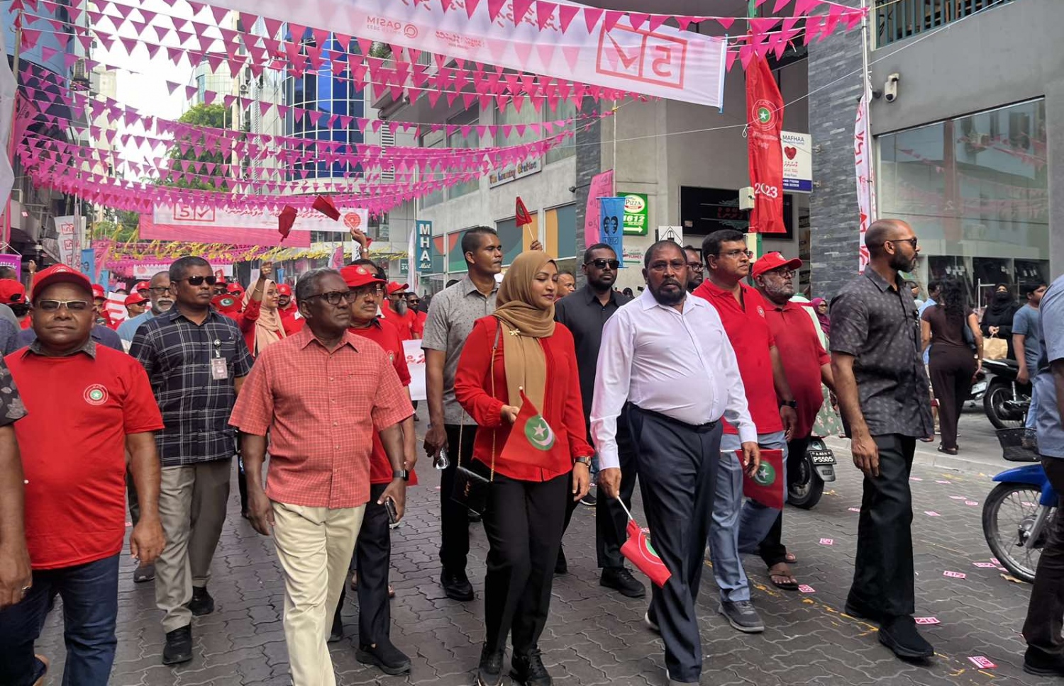 ޖުމްހޫރީ ޕާޓީގެ ރިޔާސީ ކެންޑިޑޭޓު ގާސިމް އިބްރާހިމްގެ ކެމްޕޭނު ނިންމައިލުމަށް ބޭއްވި ހިނގާލުން. --ފޮޓޯ: ޖޭޕީ