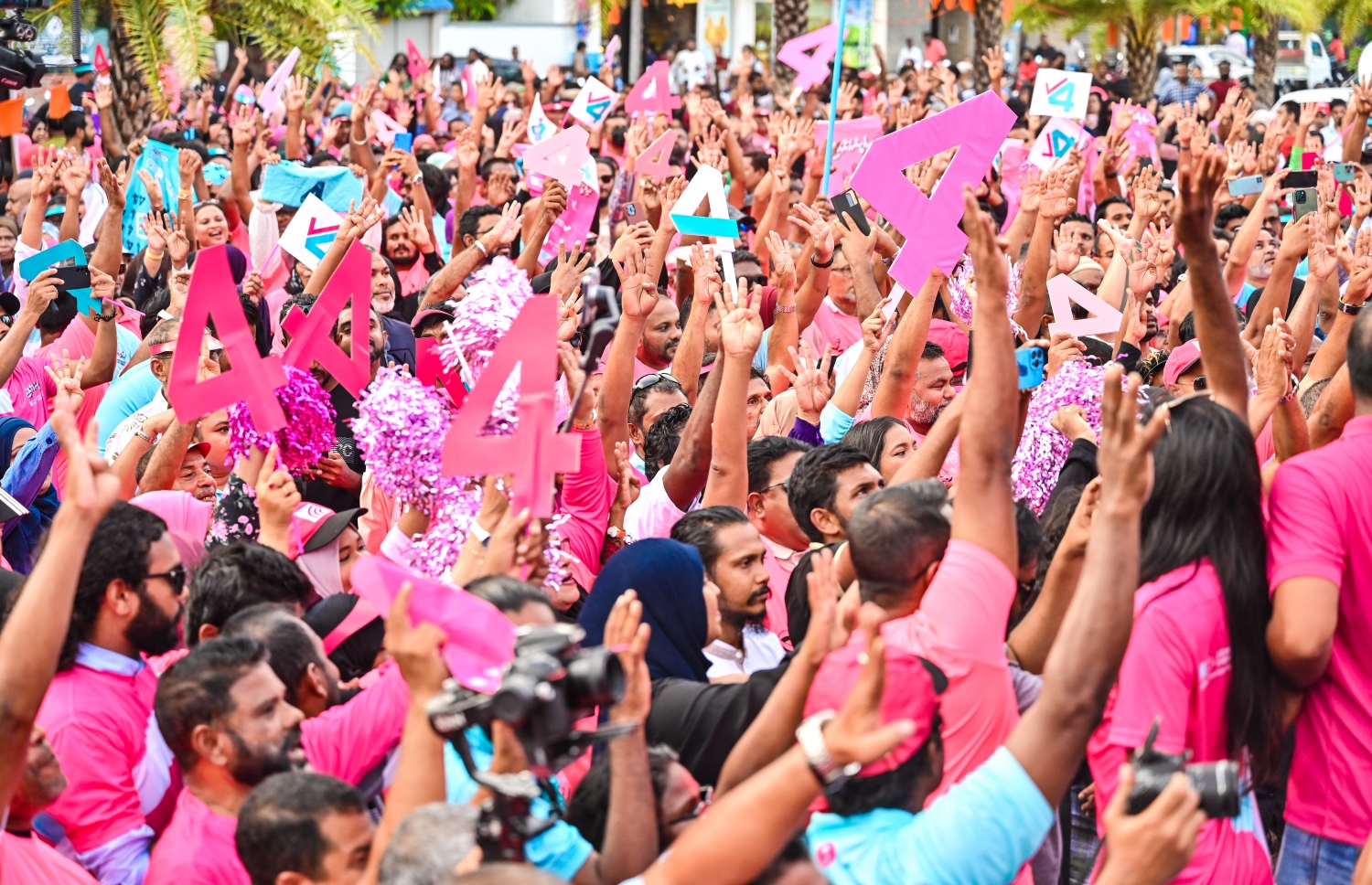 މިއަހަރުގެ ރިޔާސީ އިންިހާބުގެ ޕީޕީއެމް/ޕީއެންސީ ކޯލިޝަންގެ ކެންޑިޑޭޓު ޑރ. މުހައްމަދު މުއިއްޒުގެ ކެމްޕޭނު ނިންމާލުމުގެ ގޮތުން އެ ޕާޓީ އިން އާޓިފިޝަލް ބީޗު ސަރަހައްދުގައި ބޭއްވި ހިނގާލުމުގައި ޕާޓީ އަށް ސަޕޯޓުކުރާ ދެ ގިނަބަޔަކު ބައިވެރިވަނީ.-- ފޮޓޯ: ނިޝާން އަލީ /މިހާރު