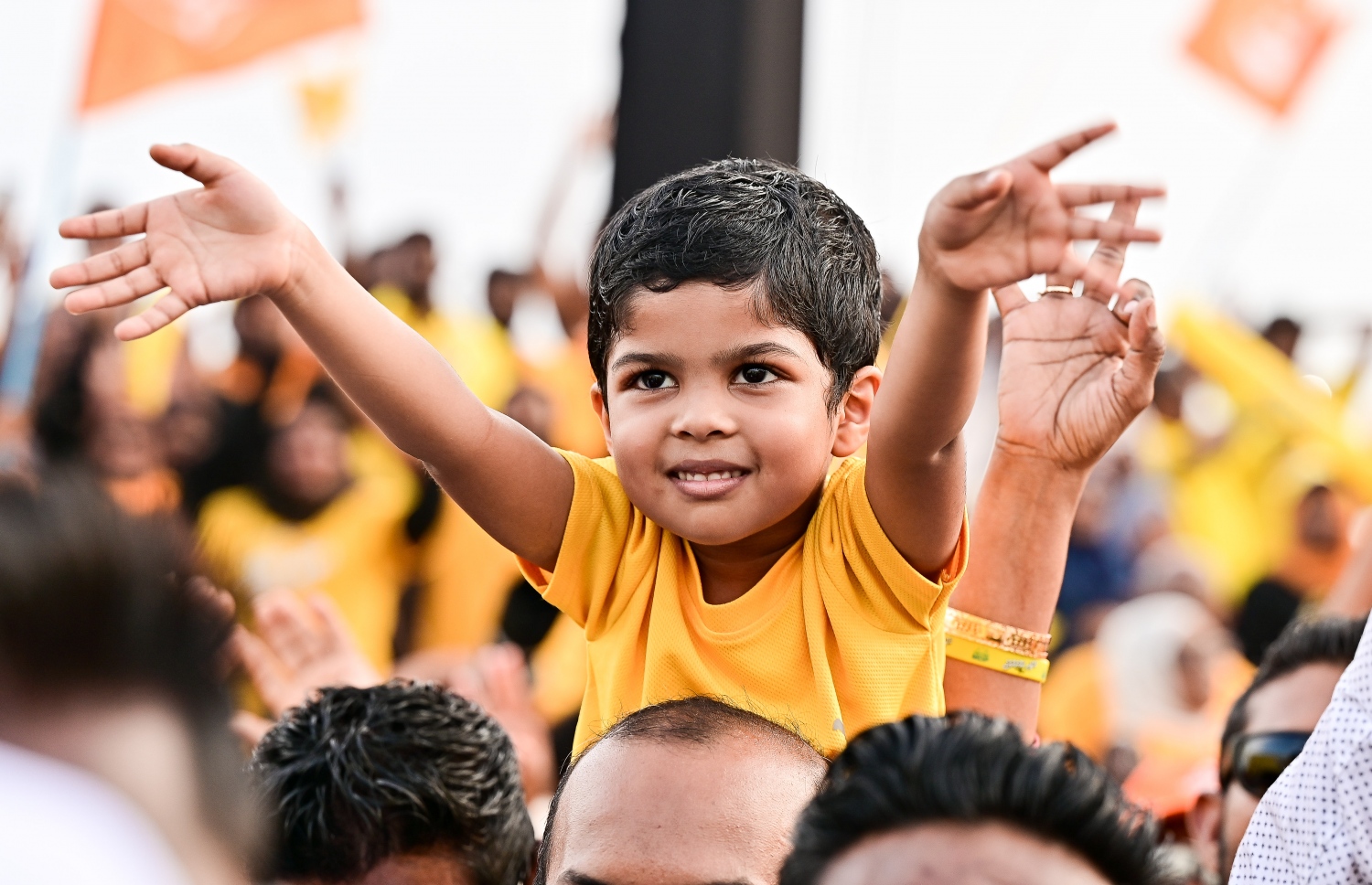 މިއަހަރުގެ ރިޔާސީ އިންިހާބުގެ އެމްޑީޕީ ކެންޑިޑޭޓް، ރައީސް އިބްރާހިމް މުހައްމަދު ސޯލިހުގެ ކެމްޕޭނު ނިންމާލުމުގެ ގޮތުން އެ ޕާޓީ އިން އުސްފަސްގަނޑު ސަރަހައްދުގައި މިއަދު ހަވީރު ބާއްވާ ހިނގާލުމުގައި ތުއްތު ކުއްޖަކު ބައިވެރިވަނީ.-- ފޮޓޯ: ފަޔާޒް މޫސާ /މިހާރު