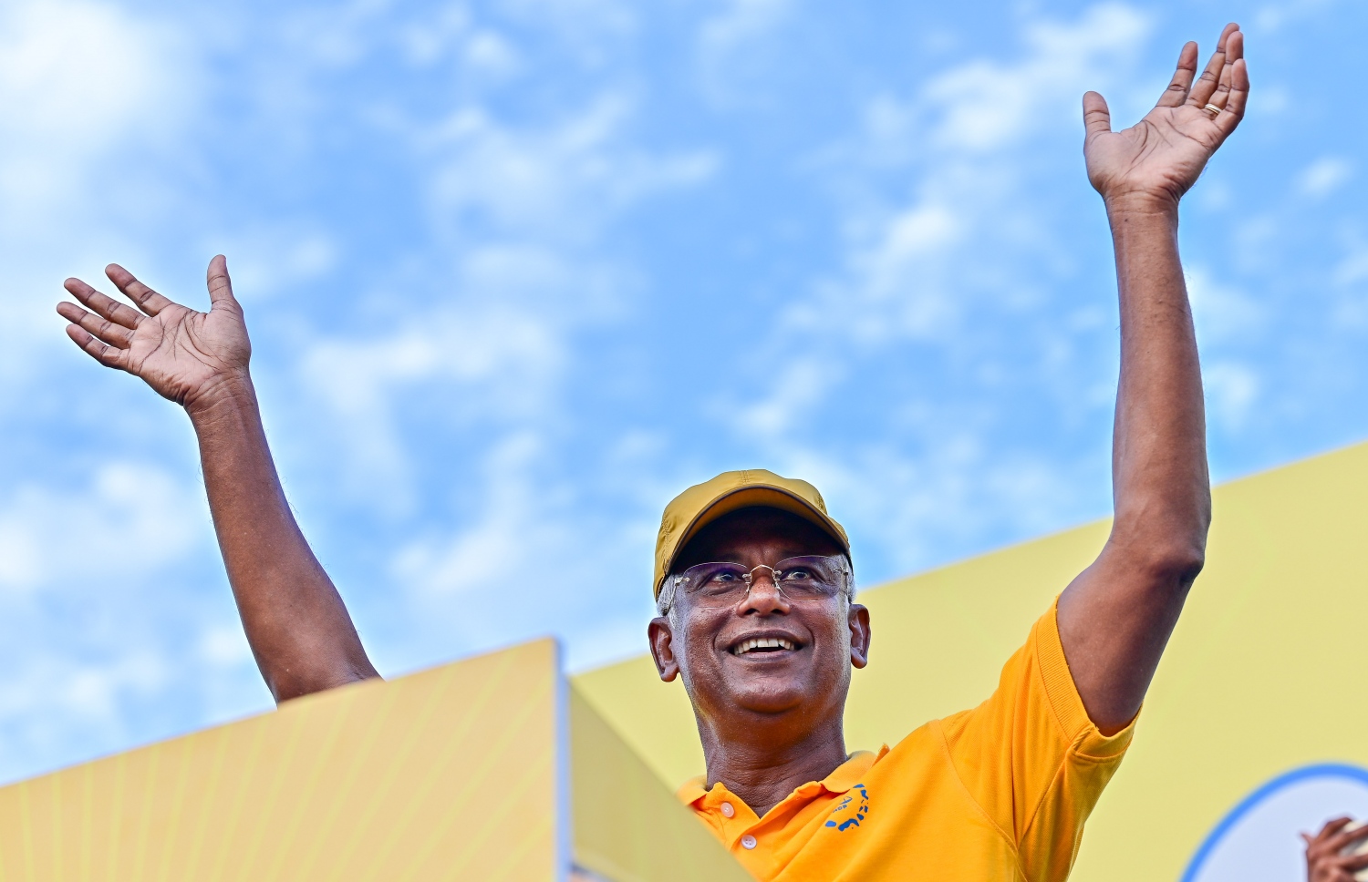 މިއަހަރުގެ ރިޔާސީ އިންިހާބުގެ އެމްޑީޕީ ކެންޑިޑޭޓް، ރައީސް އިބްރާހިމް މުހައްމަދު ސޯލިހުގެ ކެމްޕޭނު ނިންމާލުމުގެ ގޮތުން އެ ޕާޓީ އިން އުސްފަސްގަނޑު ސަރަހައްދުގައި މިއަދު ހަވީރު ބާއްވާ ހިނގާލުމުގައި ރައީސް ބައިވެރިވެ ވަޑައިގަންނަވަނީ.-- ފޮޓޯ: ފަޔާޒް މޫސާ /މިހާރު