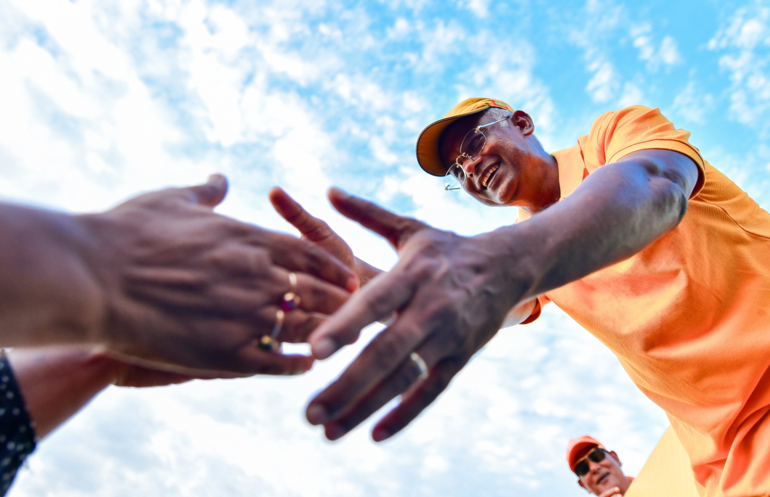 މިއަހަރުގެ ރިޔާސީ އިންިހާބުގެ އެމްޑީޕީ ކެންޑިޑޭޓް، ރައީސް އިބްރާހިމް މުހައްމަދު ސޯލިހުގެ ކެމްޕޭނު ނިންމާލުމުގެ ގޮތުން އެ ޕާޓީ އިން އުސްފަސްގަނޑު ސަރަހައްދުގައި މިއަދު ހަވީރު ބާއްވާ ހިނގާލުމުގައި ރައީސް މީހަކާ ސަލާމް ކުރައްވަން އަތް ދިއްކޮށްލަވަނީ.-- ފޮޓޯ: ފަޔާޒް މޫސާ /މިހާރު