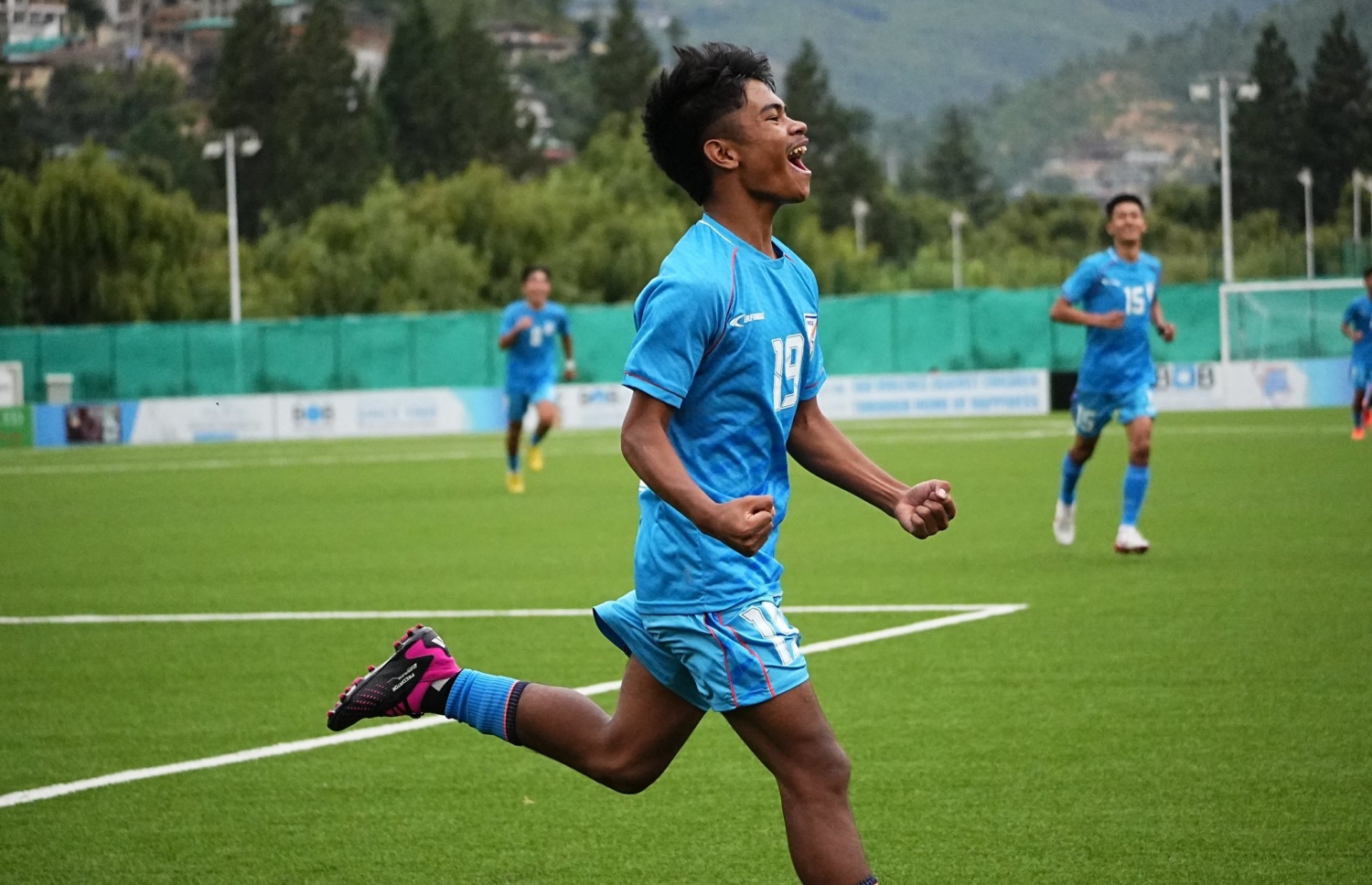 އައިރްބޯލަންގް ކަރްތަންގްމާވް ލަނޑު ޖެހުމަށް ފަހު އުފާފަޅު ކުރަނީ: އޭނަ ވަނީ އިންޑިއާ އަށް ދެ ލަނޑު ޖަހައި ދީފަ --- ފޮޓޯ: އޭއިއެފް