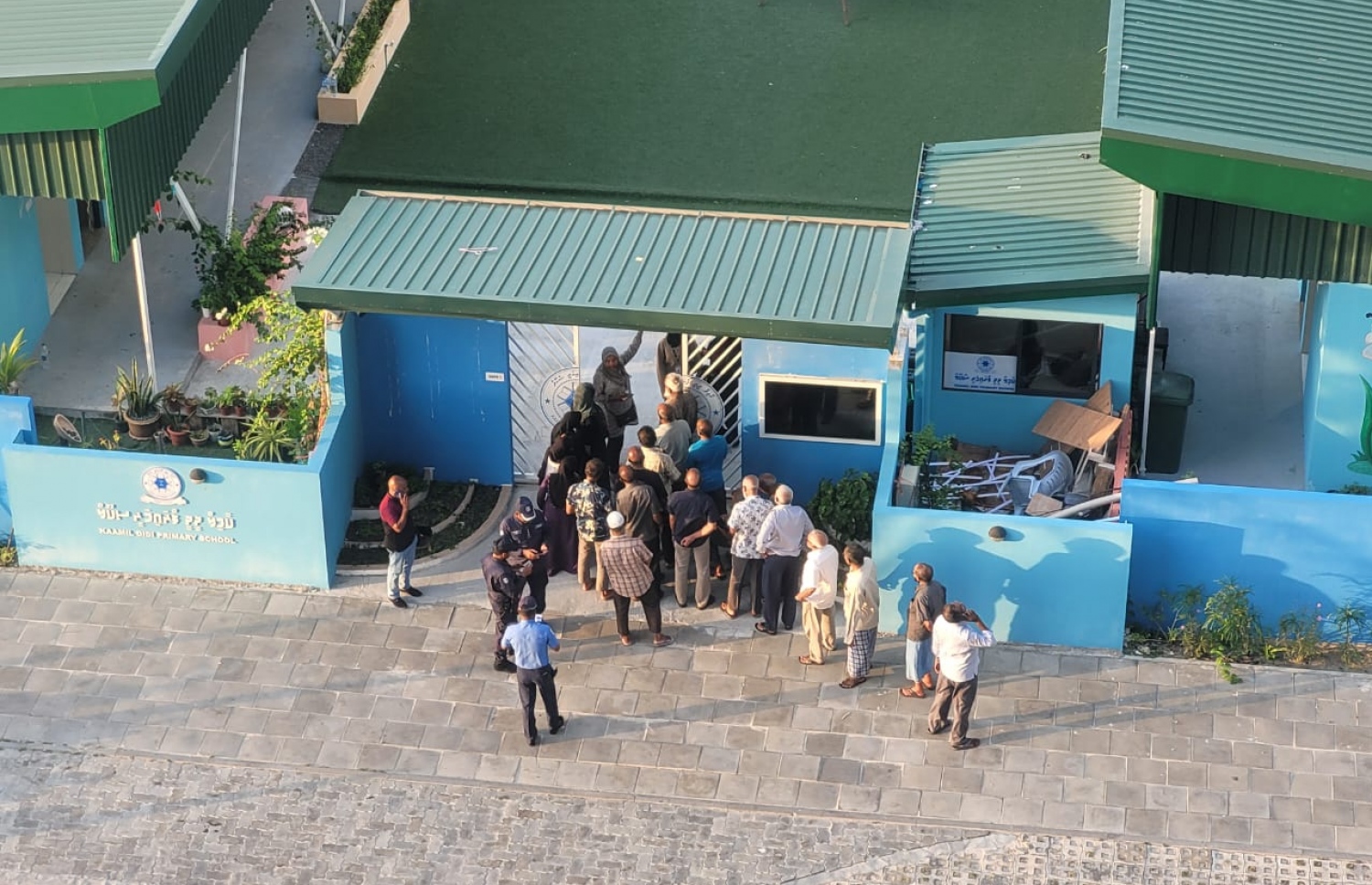 ހުޅުމާލެ 2 ގެ ކާމިލް ދީދީ ޕްރީ ސްކޫލްގައި ބަހައްޓާފައިވާ ވޯޓު ފޮއްޓަށް ވޯޓުލާން ހެނދުނު 6:30 ގައި ބަޔަކު ކިއޫ ހަދާފައި.