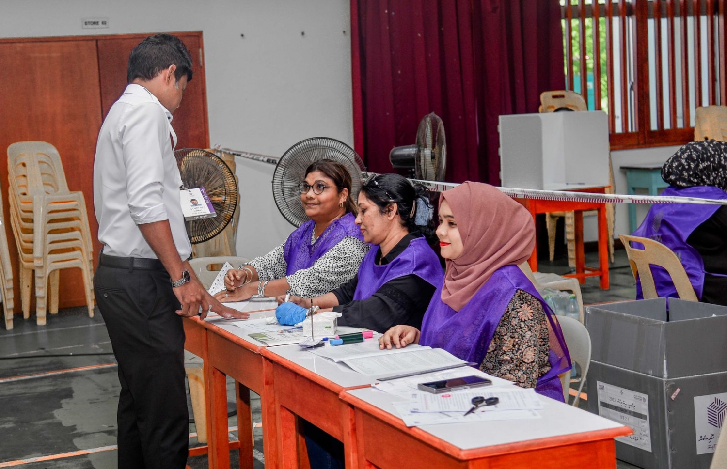 މުއިއްޒުގެ ރަނިންމޭޓު އަދި ފަރެސްމާތޮޑާ ދާއިރާގެ މެމްބަރު ހުސެއިން މުހައްމަދު ލަތީފް (ސެމްބެ) ވޯޓު ލައްވަން ވަޑައިގެން-- ފޮޓޯ: ޕީޕީއެމް