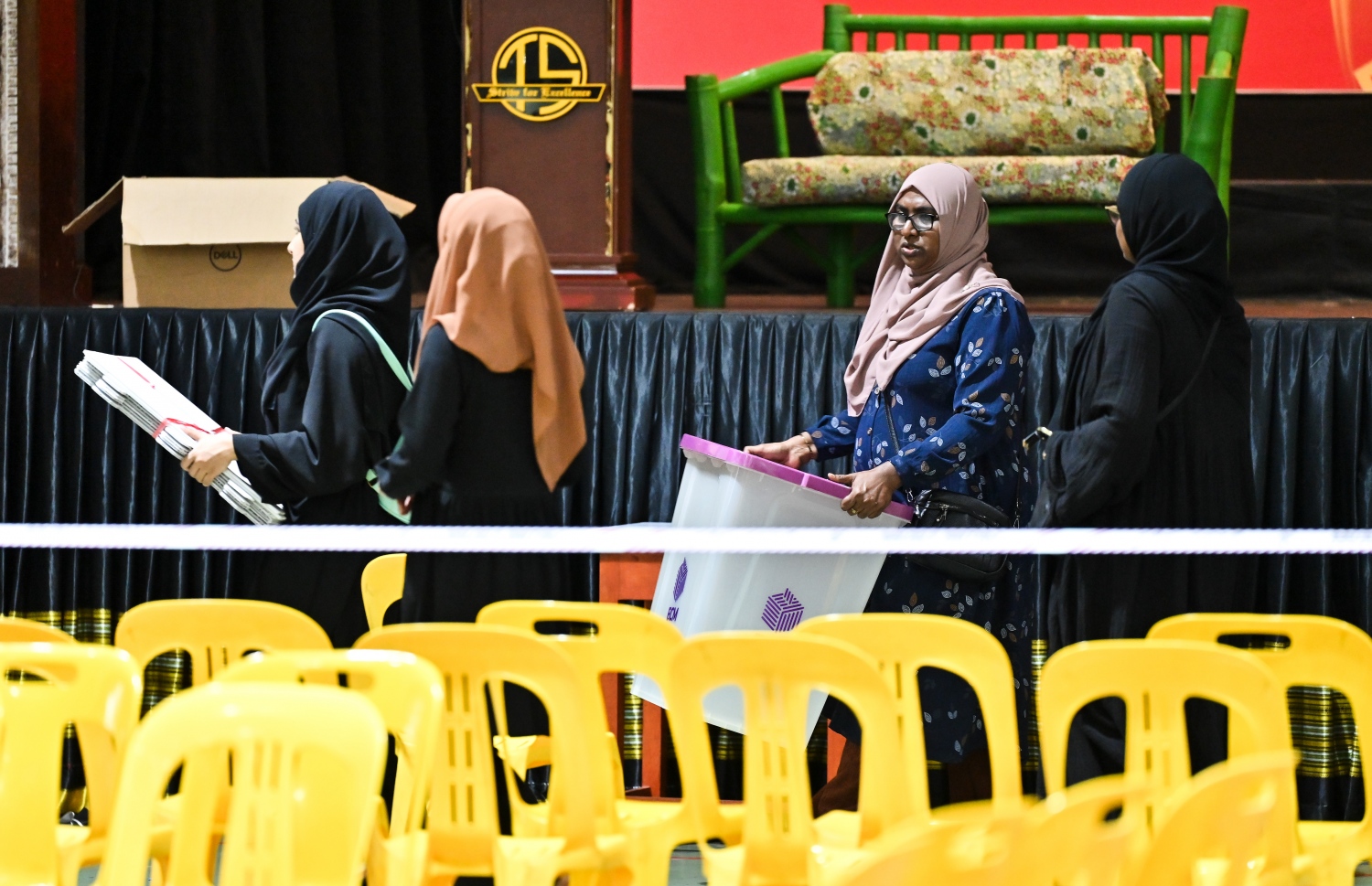 ރިޔާސީ އިންތިހާބުގެ ވޯޓު ލުމަށް އޮފިޝަލުންތަކެއް ތައްޔާރުވަނީ.-- ފޮޓޯ: ފަޔާޒް މޫސާ /މިހާރު