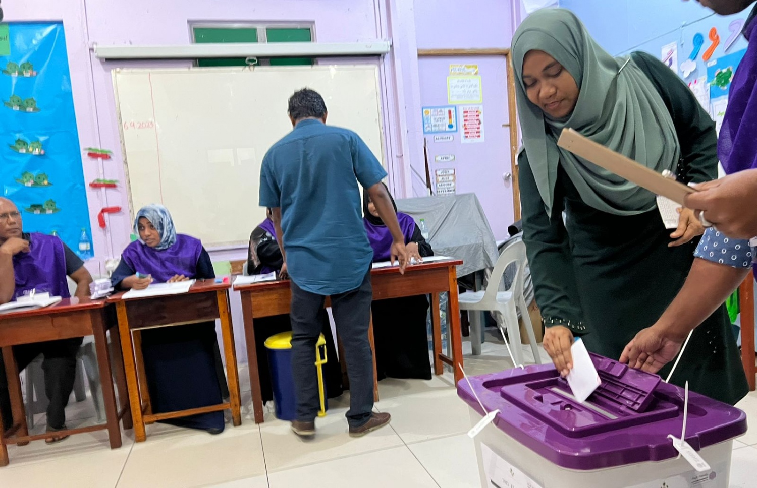 ޕީޕީއެމް/ޕީއެންސީގެ ރިޔާސީ ކެންޑިޑޭޓް ޑރ. މުއިއްޒުގެ އަނބިކަނބަލުން ސާޖިދާ ވޯޓު ލައްވަނީ.---ފޮޓޯ: ފަޔާޒް މޫސާ /މިހާރު