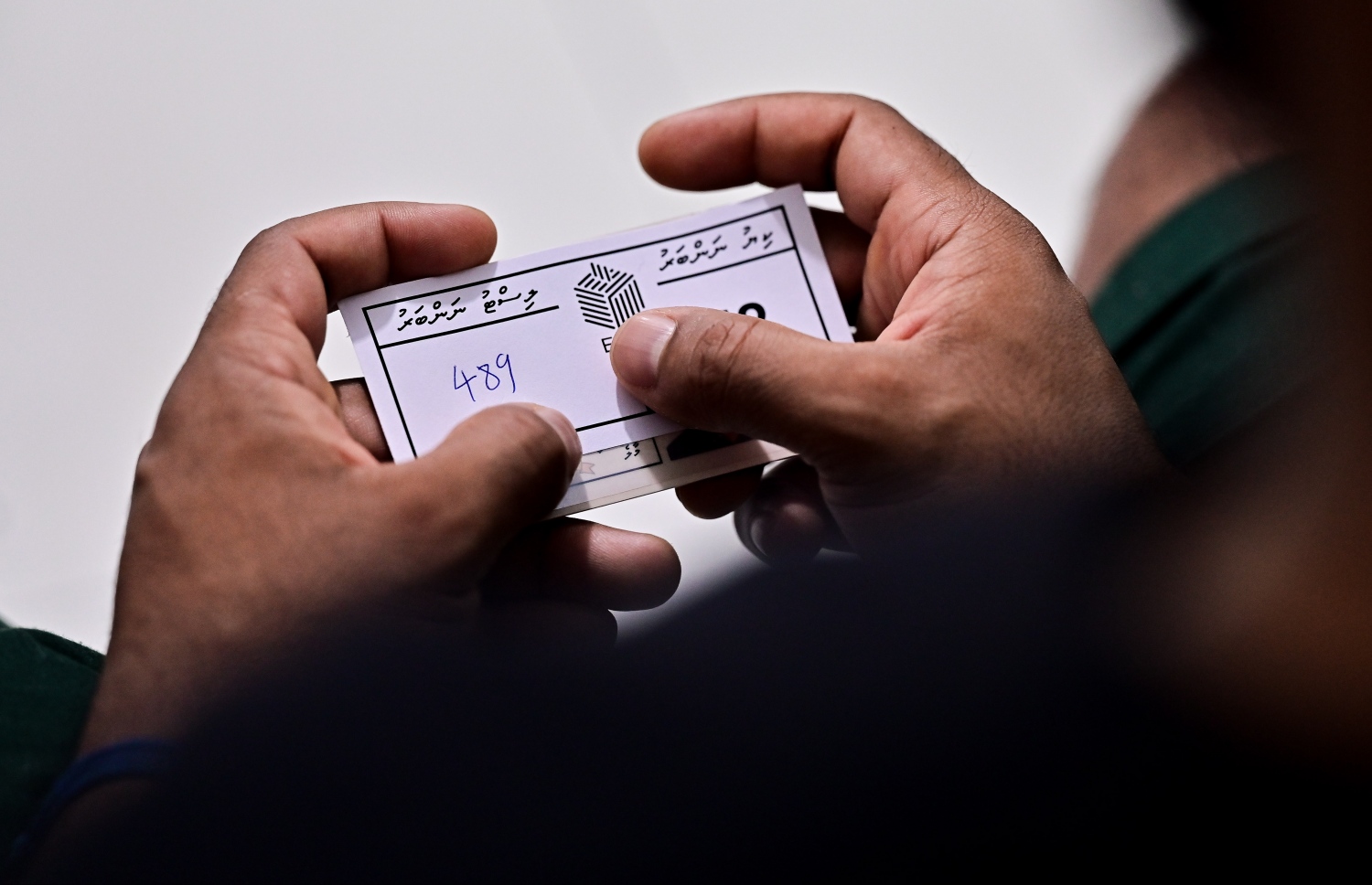 ރިޔާސީ އިންތިހާބު 2023ގެ ވޯޓު ލުމަށް މީހަކު ކިޔުގައި.-- ފޮޓޯ: ފަޔާޒް މޫސާ / މިހާރު