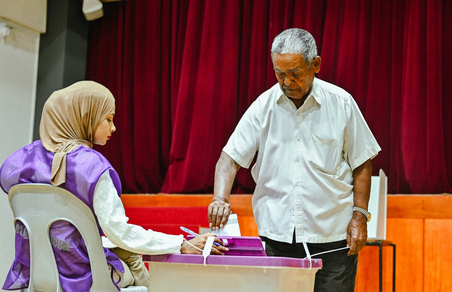 ޓޫރިޒަމް ދާއިރާގެ މަޝްހޫރު ވިޔަފާރިވެރިޔާ ޗަމްޕާ މުހައްމަދު މޫސާ (އުއްޗު) މިއަދު ވޯޓު ލައްވަނީ.---ފޮޓޯ: ނިޝާން އަލީ| މިހާރު