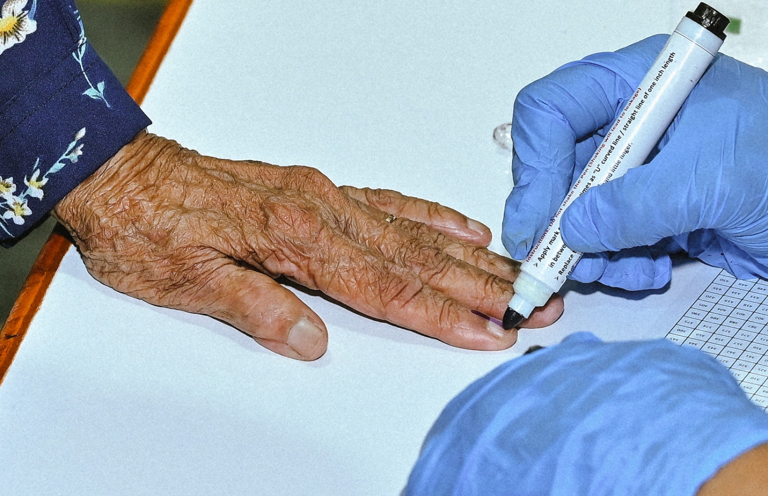 މިއަދު ކުރިއަށްދާ ރިޔާސީ އިންތިހާބު 2023ގައި ވޯޓު ލުމަށްފަހު ފާހަގަ ޖަހަނީ.-- ފޮޓޯ: ނިޝާން އަލީ / މިހާރު