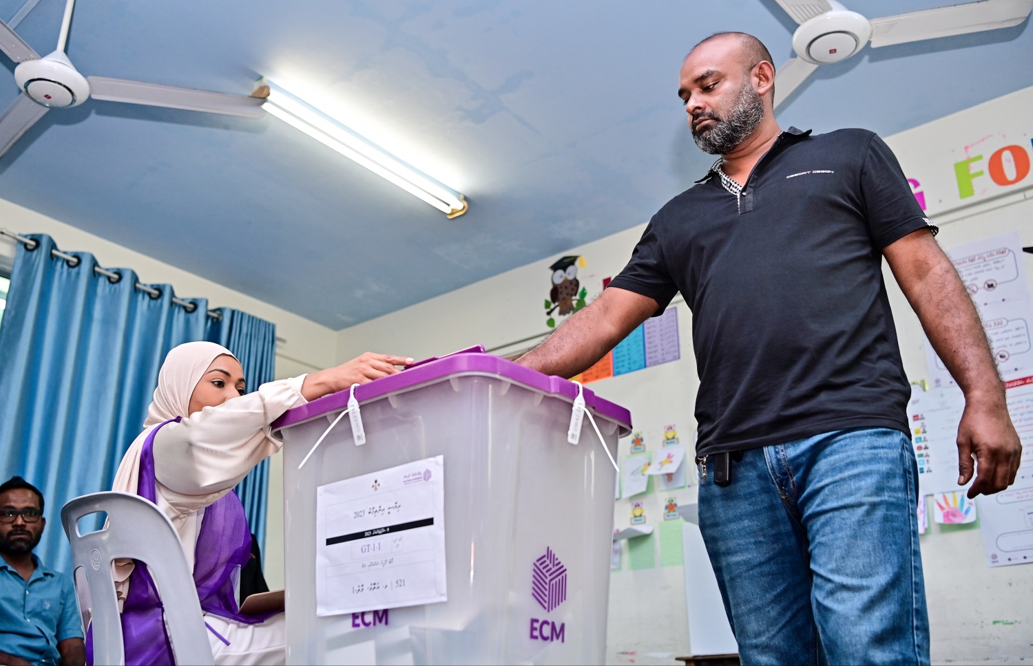 މިއަދު ކުރިއަށްދާ ރިޔާސީ އިންތިހާބުގައި މީހަކު ވޯޓުލަނީ.-- ފޮޓޯ: ފަޔާޒް މޫސާ / މިހާރު