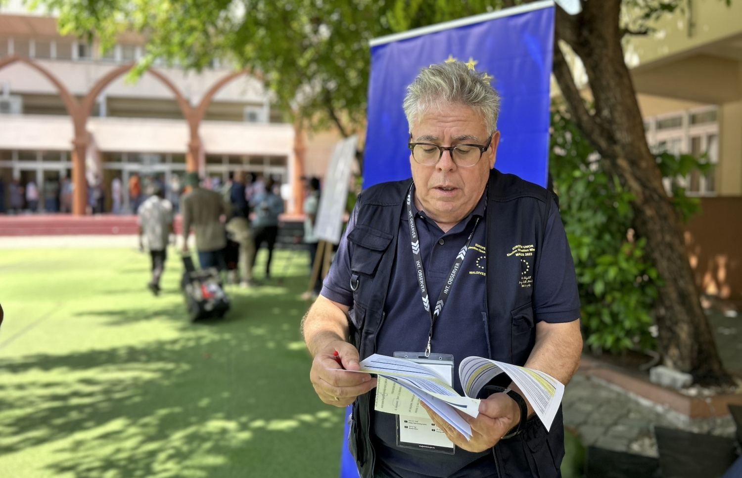 ރިޔާސީ އިންތިހާބު އޮބްޒާވްކުރުމަށް ހަރަކާތްތެރިވާ އީޔޫގެ ޗީފް އޮބްޒާވަރު އަމޯ "މިހާރު" އަށް އިންޓަވިއު ދެއްވަނީ - ފޮޓޯ: މިހާރު