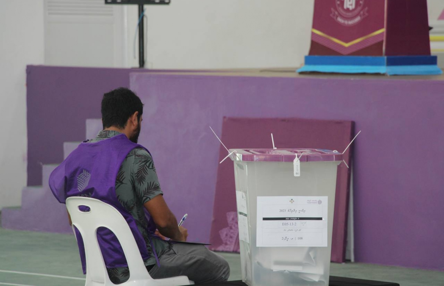 ރިޔާސީ އިންތިހާބުގައި ރ. މީދޫ މީހަކު އެ ރަށުގައި ބަހައްޓާފައި ހުރި ވޯޓު ފޮއްޓެއް ކައިރީގައި އޮފިޝަލަކު މަޑުކޮށްލައިގެން.-- ފޮޓޯ: އިބްރާހިމް ރަފްހާން/ މިހާރު ކިޔުންތެރިއެއް