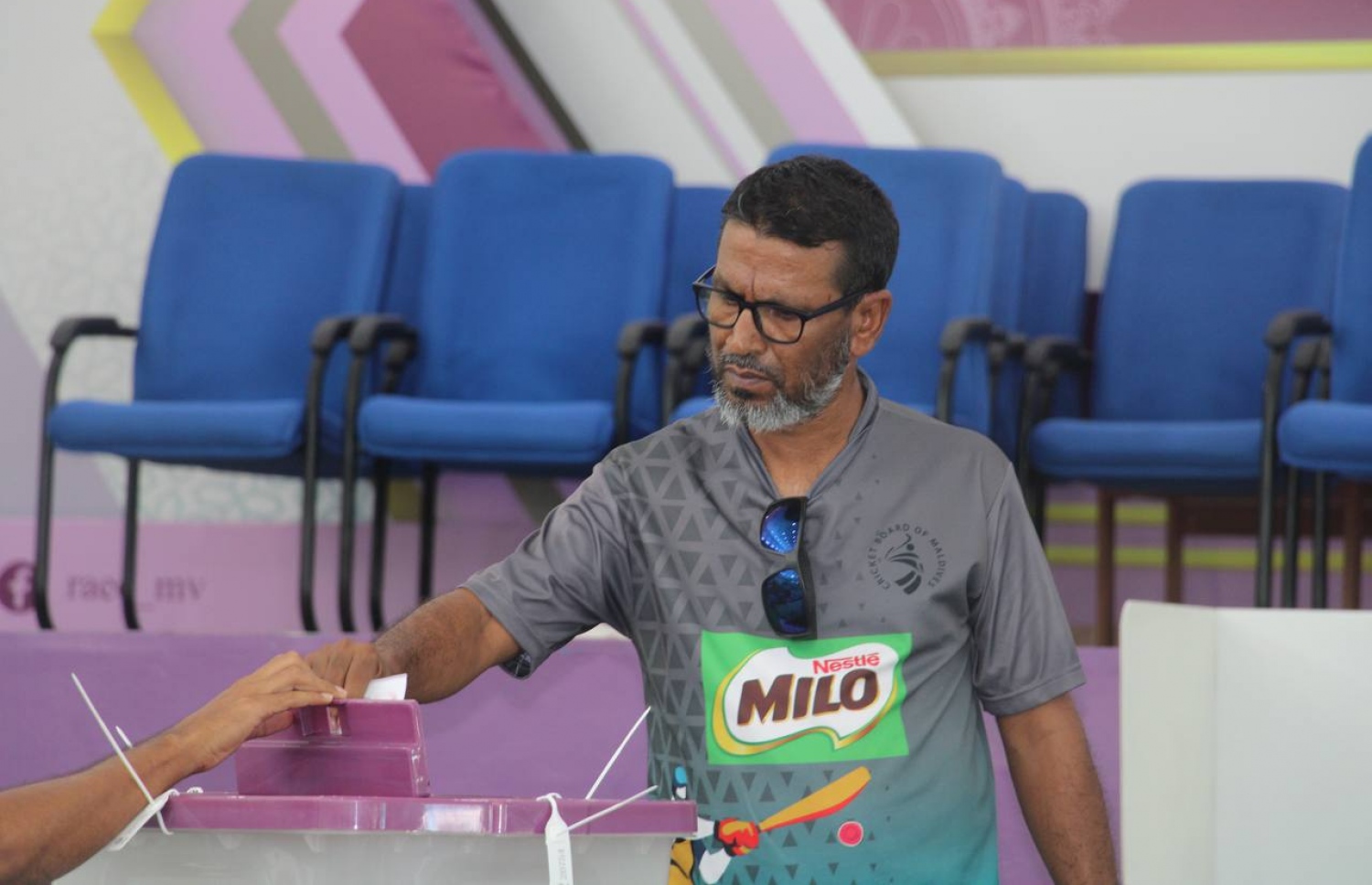 ރިޔާސީ އިންތިހާބުގައި ރ. މީދޫ މީހަކު އެ ރަށުގައި ބަހައްޓާފައި ހުރި ވޯޓު ފޮއްޓަކަށް ވޯޓު ލަނީ.-- ފޮޓޯ: މިހާރު