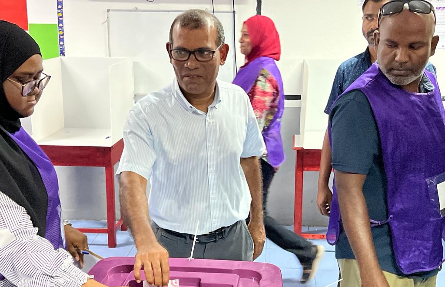 ރިޔާސީ އިންތިހާބުގައި ރައްޔިތުންގެ މަޖިލީހުގެ ރައީސް މުހައްމަދު ނަޝީދު ވޯޓުލައްވަނީ.-- ފޮޓޯ: ހުސެން ހަބީބު /މިހާރު