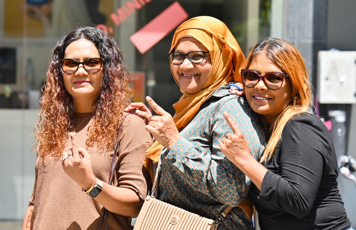 ރިޔާސީ އިންތިހާބުގައި ބަޔަކު ވޯޓުލުމަށްފަހު އިނގިލީގެ ނިޝާން މީޑިއާ އަށް ދައްކާލަނީ.-- ފޮޓޯ: ފަޔާޒް މޫސާ /މިހާރު