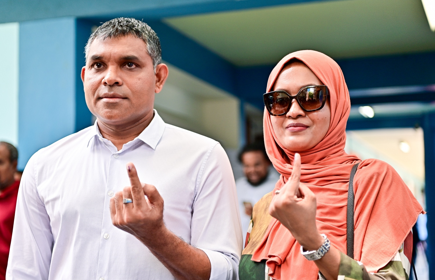 ރިޔާސީ އިންތިހާބުގައި ނައިބު ރައީސް ފައިސަލް ނަސީމް(ވ) ވޯޓުލެއްވުމަށް އިނގިލީގެ ނިޝާން މީޑިއާ ދައްކާލައްވަނީ.-- ފޮޓޯ: ފަޔާޒް މޫސާ /މިހާރު