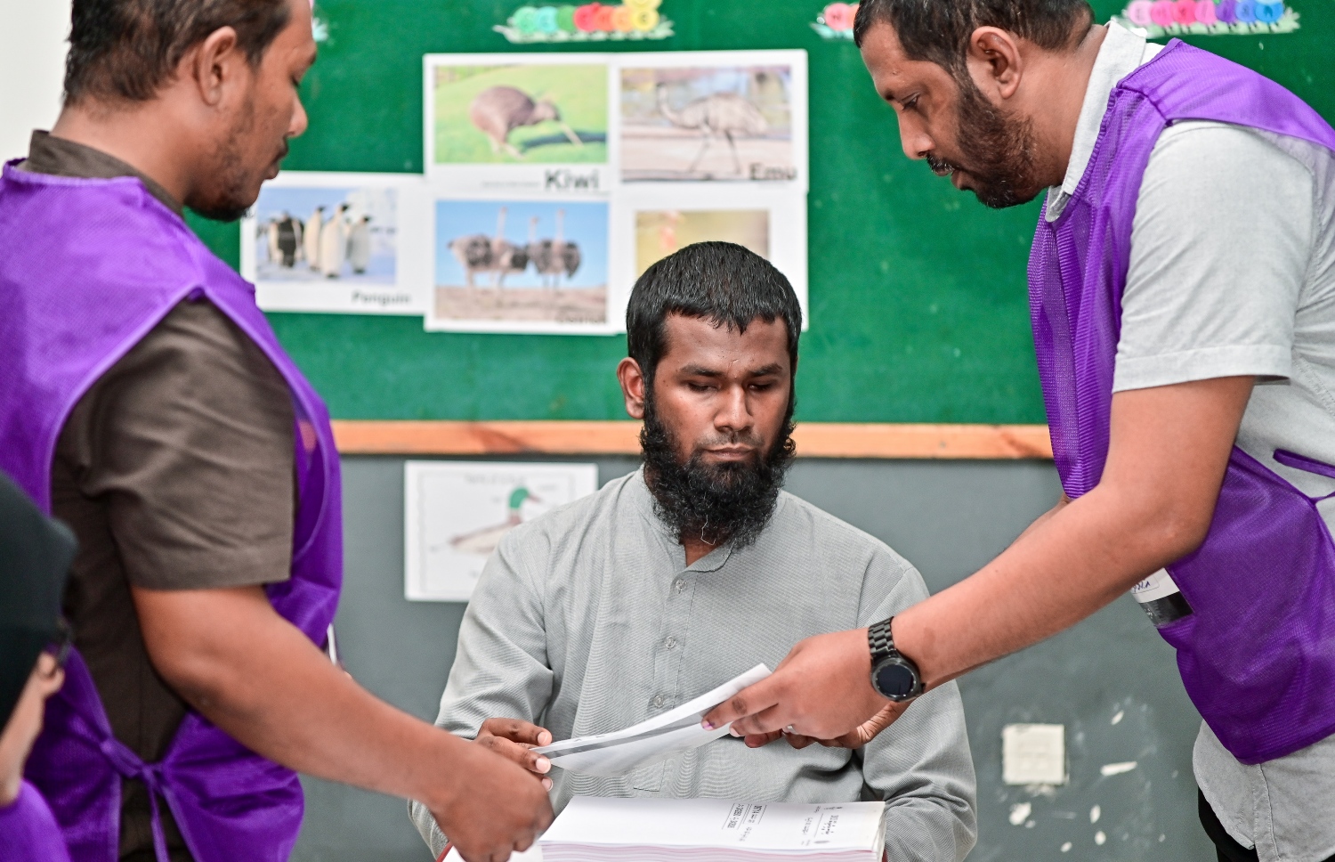 ރިޔާސީ އިންތިހާބުގައި ލޯފަންމީހަކު ވޯޓުލުމަށް އޮފިޝަލަކު އެހީތެރިވަނީ.-- ފޮޓޯ: ފަޔާޒް މޫސާ /މިހާރު