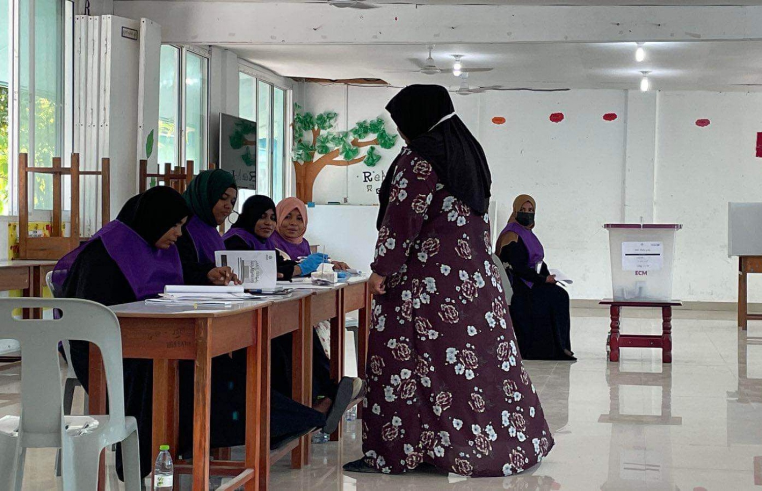 ރިޔާސީ އިންތިހާބުގައި ށ. ފީވަކުގައި ވޯޓުލާ މަރުކަޒުގައި ވޯޓުލުން ކުރިއަށް ދަނީ.-- ފޮޓޯ: މުހައްމަދު ޔަޒްދާން/ މިހާރު ކިޔުންތެރިއެއް