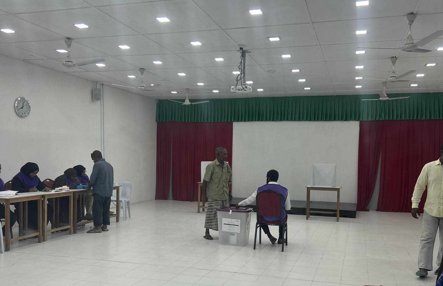 ރިޔާސީ އިންތިހާބުގައި ރ. މަޑުއްވަރީގައި ވޯޓުލާ މަރުކަޒުގައި ވޯޓުލުން ކުރިއަށް ދަނީ.-- ފޮޓޯ:  މިހާރު ކިޔުންތެރިއެއް