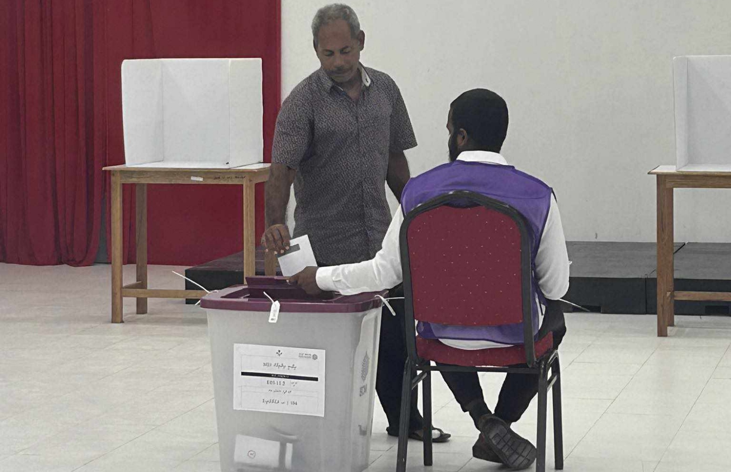 ރިޔާސީ އިންތިހާބުގައި ރ. މަޑުއްވަރީގައި ވޯޓުލާ މަރުކަޒުގައި ވޯޓުލުން ކުރިއަށް ދަނީ.-- ފޮޓޯ:  މިހާރު ކިޔުންތެރިއެއް