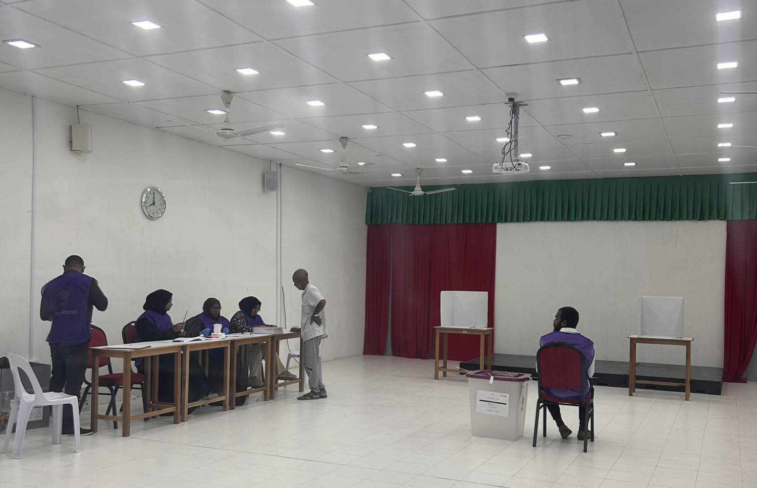 ރިޔާސީ އިންތިހާބުގައި ރ. މަޑުއްވަރީގައި ވޯޓުލާ މަރުކަޒުގައި ވޯޓުލުން ކުރިއަށް ދަނީ.-- ފޮޓޯ:  މިހާރު ކިޔުންތެރިއެއް