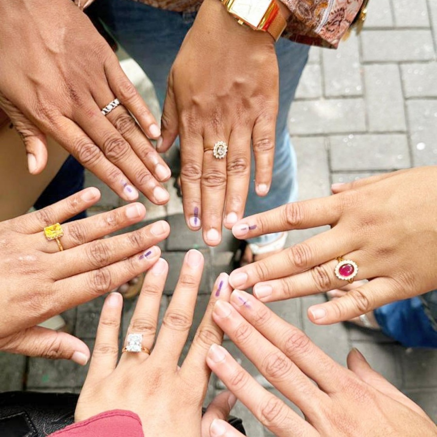 ރިޔާސީ އިންތިހާބުގައި މިއަދު ވޯޓު ލުމަށް ފަހު ޒުވާނުންތަކެއް އިނގިލީގެ ފާހަގަ ދައްކާލަން ފޮޓޯއެއް ނަގަނީ.