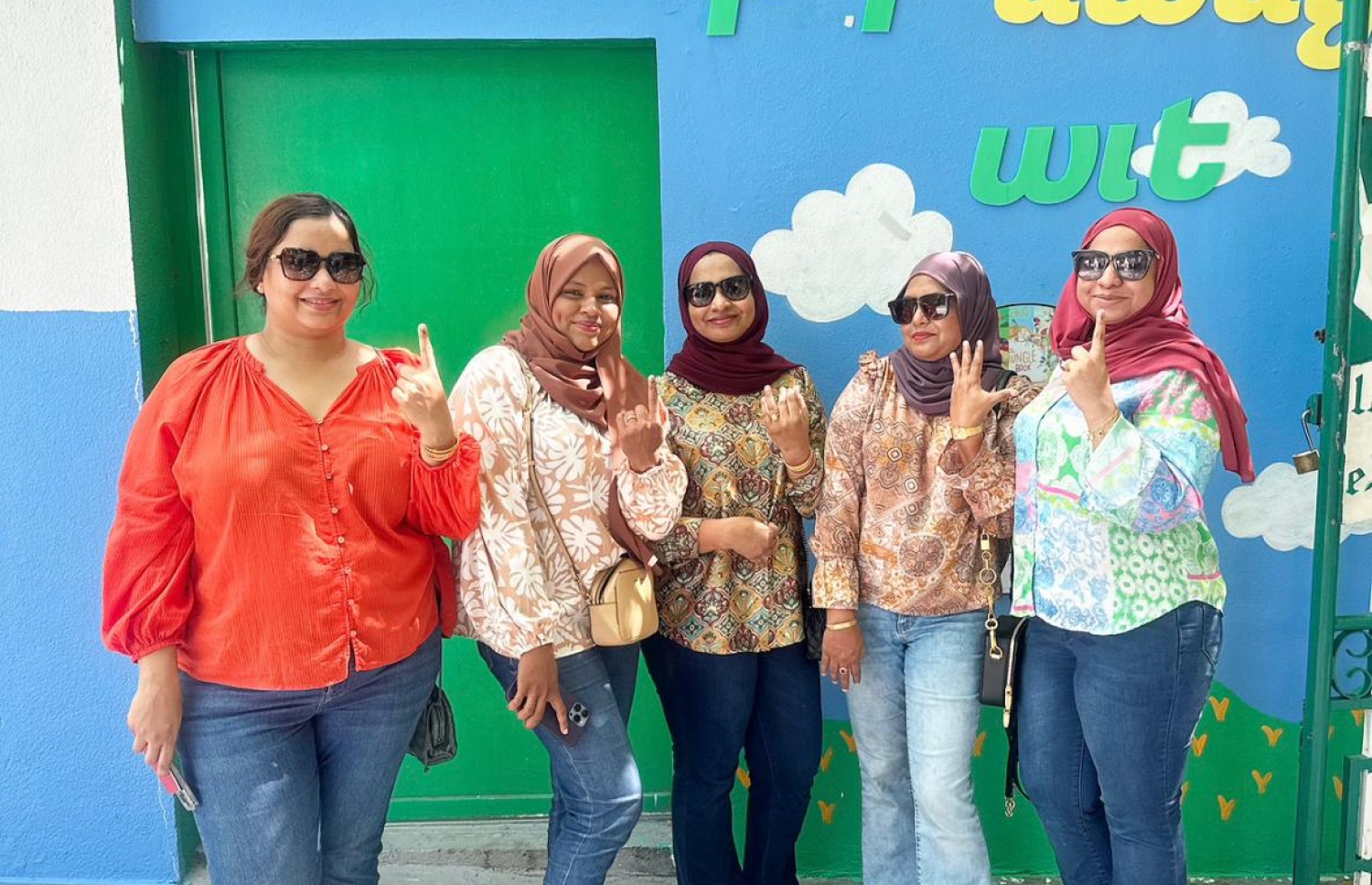 ރިޔާސީ އިންތިހާބުގައި މިއަދު ވޯޓު ލުމަށް ފަހު ޒުވާނުންތަކެއް އިނގިލީގެ ފާހަގަ ދައްކާލަނީ.