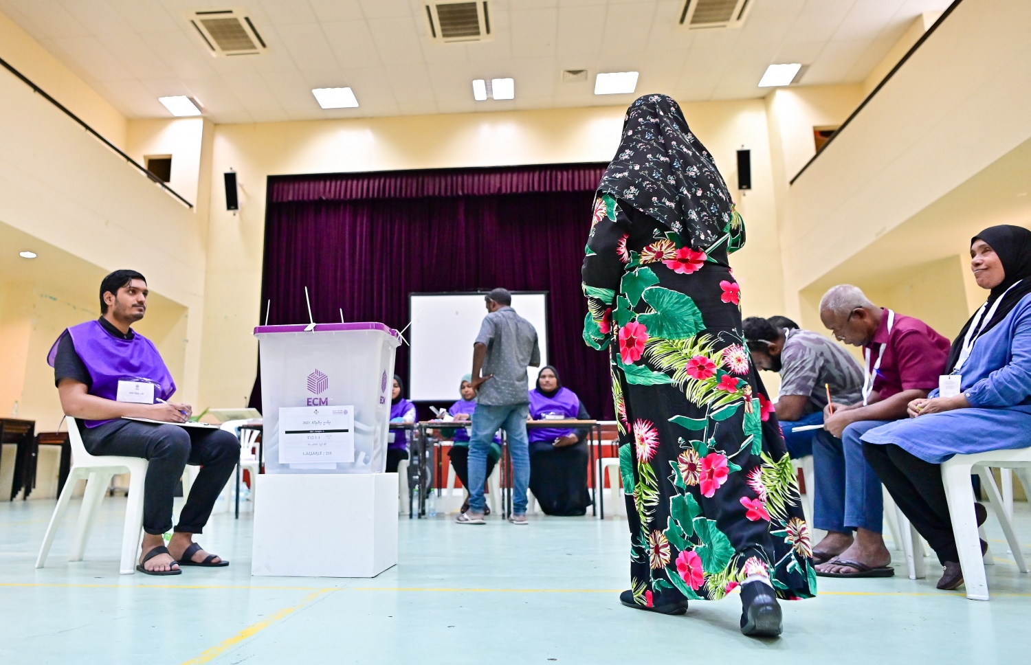 ރިޔާސީ އިންތިހާބުގައި ބަޔަކު ވޯޓުލުމަށް ދަނީ.-- ފޮޓޯ: ފަޔާޒް މޫސާ /މިހާރު