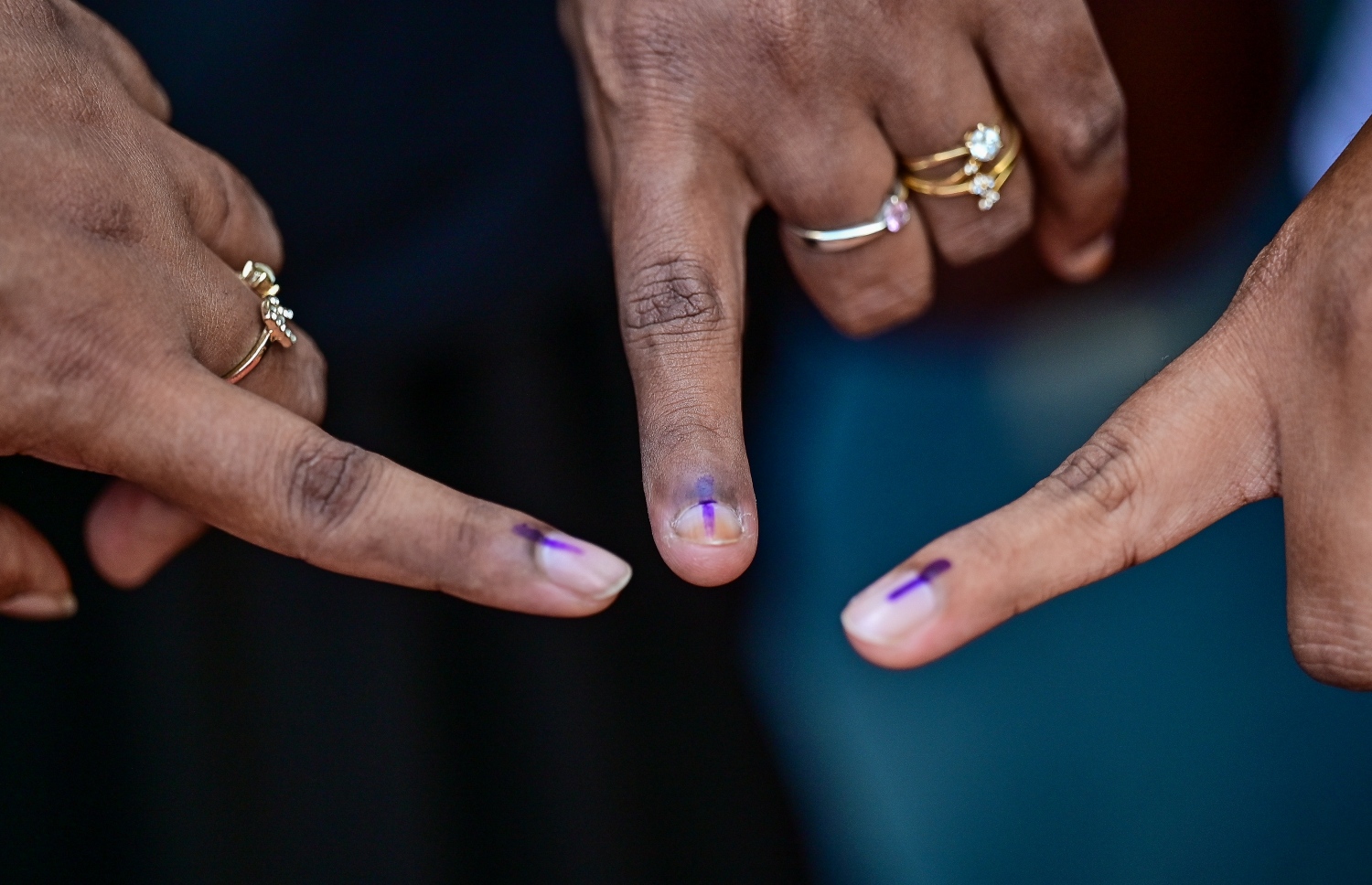 ރިޔާސީ އިންތިހާބުގައި ވޯޓުލުމަސްފަހު، އިނގިލީގެ ނިޝާން ދައްކާލަނީ.-- ފޮޓޯ: ފަޔާޒް މޫސާ /މިހާރު