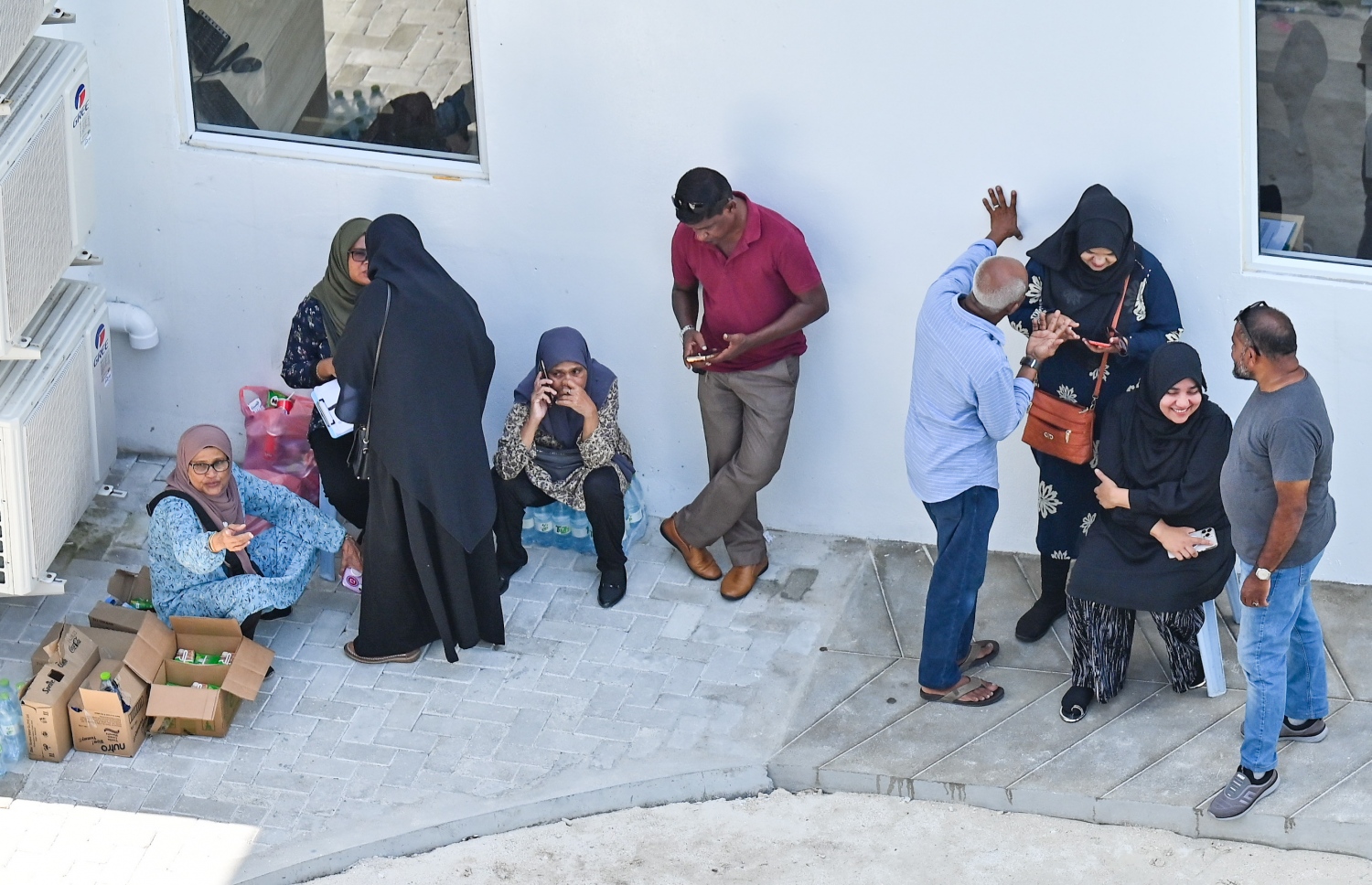 ރިޔާސީ އިންތިހާބުގައި ވޯޓުލުމަށް ބަޔަކު ވޯޓުލާ މަރުކަޒުގެ ގޯތި ތެރޭގައި މަޑުކޮށްލައިގެން.-- ފޮޓޯ: ނިޝާން އަލީ /މިހާރު