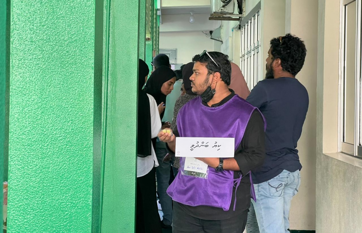 ރިޔާސީ އިންތިހާބުގެ ކަލާފާން ސްކޫލުގައި ބަހައްޓާފައިވާ ފޮއްޓަށް ވޯޓުލުން ބަންދުވީކަމުގެ ބޯޑު ހިފައިގެން އޮފިޝަލަކު ކިޔޫގައި.-- ފޮޓޯ: ނުޒޫ /މިހާރު