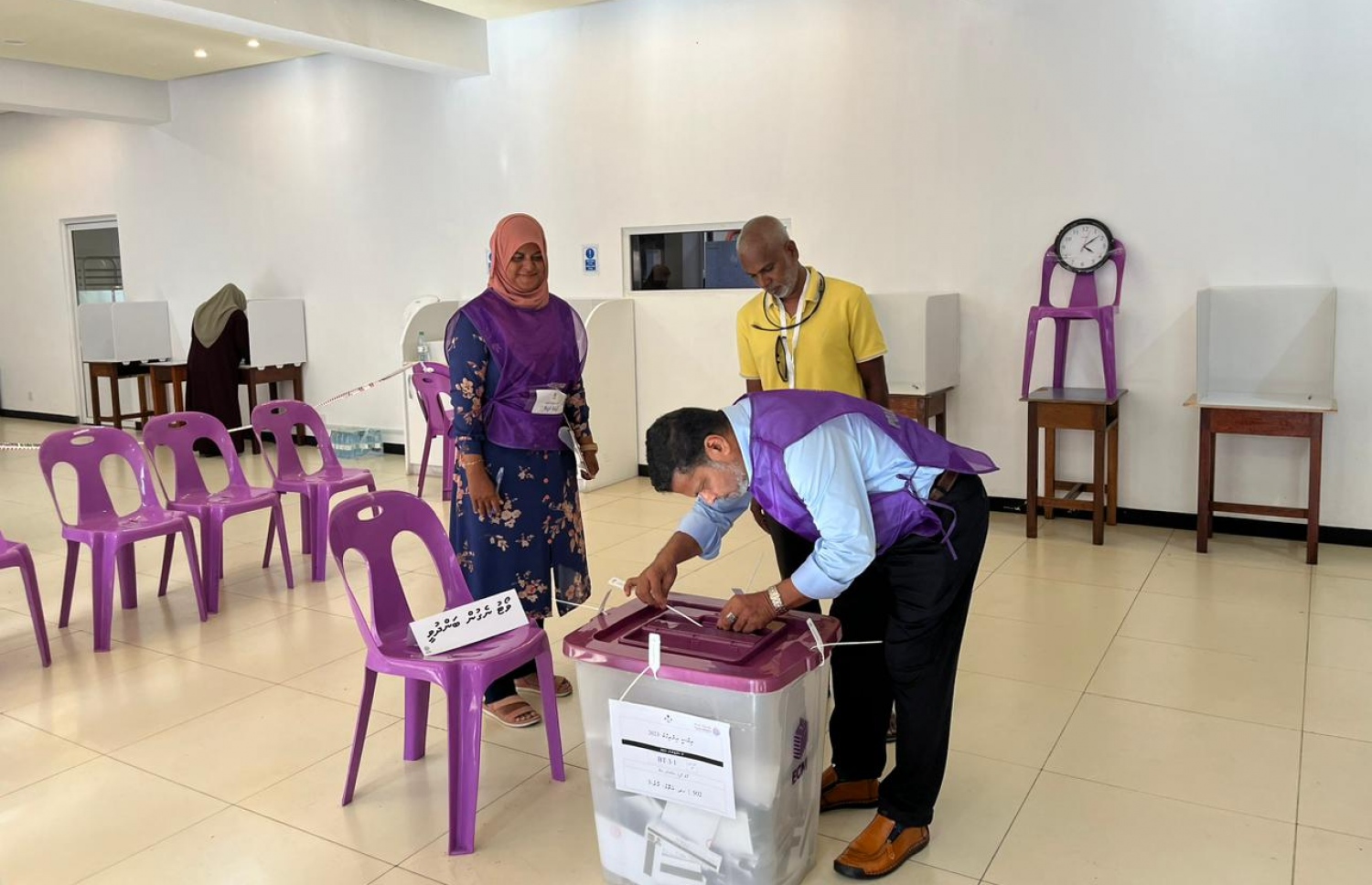 ރިޔާސީ އިންތިހާބުގެ ގިޔާސުއްދީން ސްކޫލުގައި ބަހައްޓާފައިވާ ފޮށި ބަންދު ކުރަނީ.-- ފޮޓޯ: އިފްރާޒް އަލީ /މިހާރު