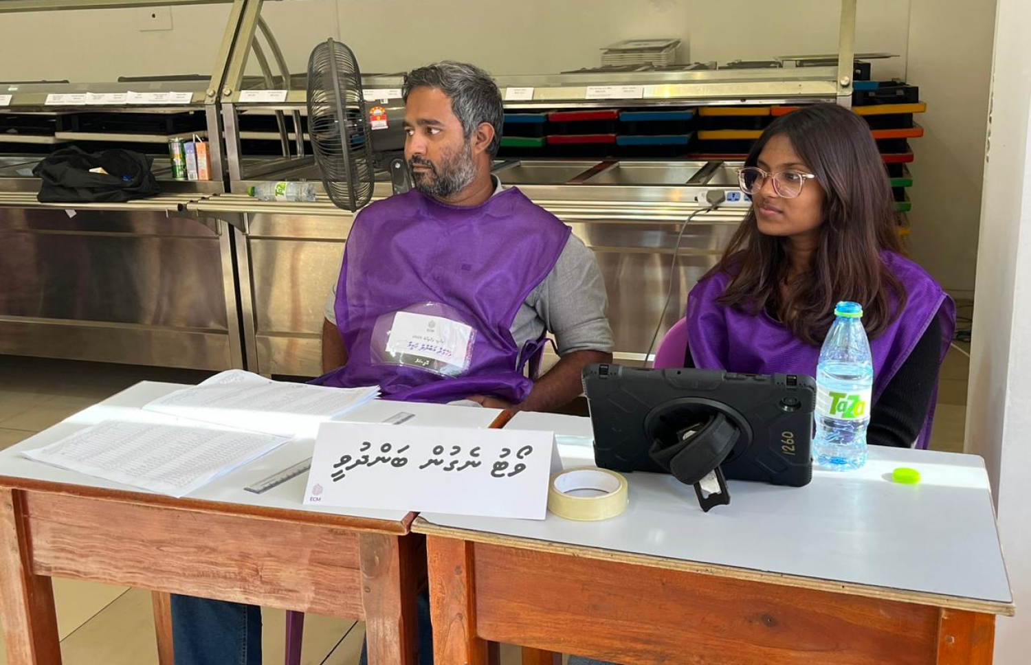 ރިޔާސީ އިންތިހާބުގެ ހދ އަތޮޅުގެ މާލޭގެ ފޮއްޓަށް ވޯޓުލުން ބަންދުވީކަމުގެ ބޯޑު އޮފިޝަލުންގެ މޭޒުގައި.-- ފޮޓޯ: ފަޔާޒް މޫސާ /މިހާރު