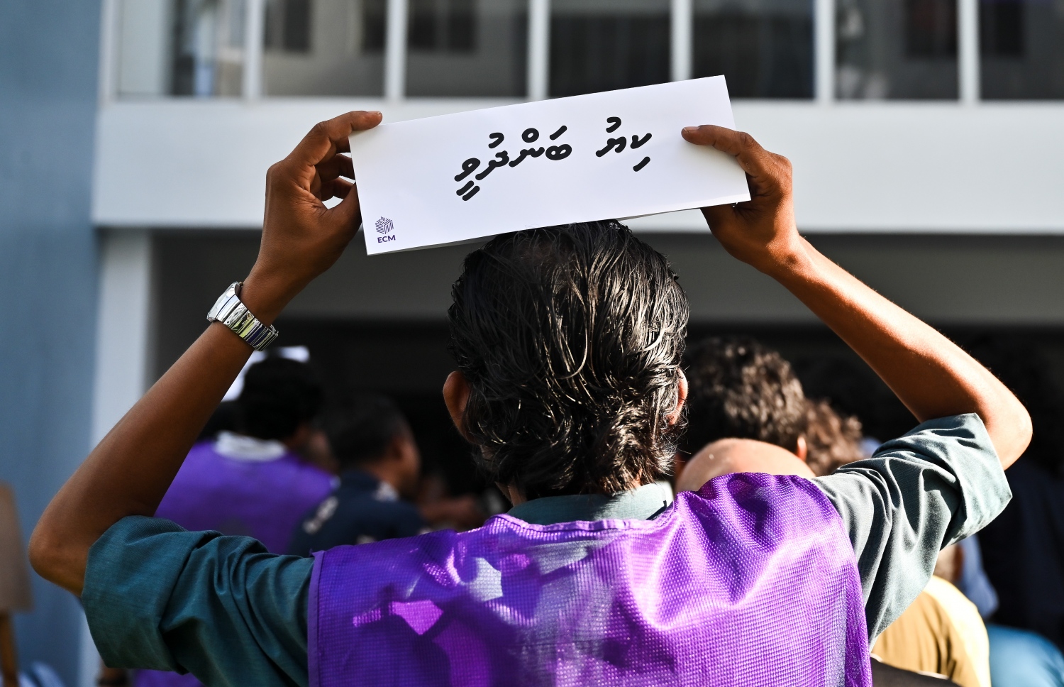 ރިޔާސީ އިންތިހާބުގެ ދަރުމަވަންތަ ސްކޫލުގައި ބަހައްޓާފައިވާ ފޮއްޓަށް ވޯޓުލުން ބަންދުވުމުން، އޮފިޝަލަކު ބަންދު ބޯޑު ހިފައިގެން ކިޔޫގައި.-- ފޮޓޯ: ނިޝާން އަލީ /މިހާރު