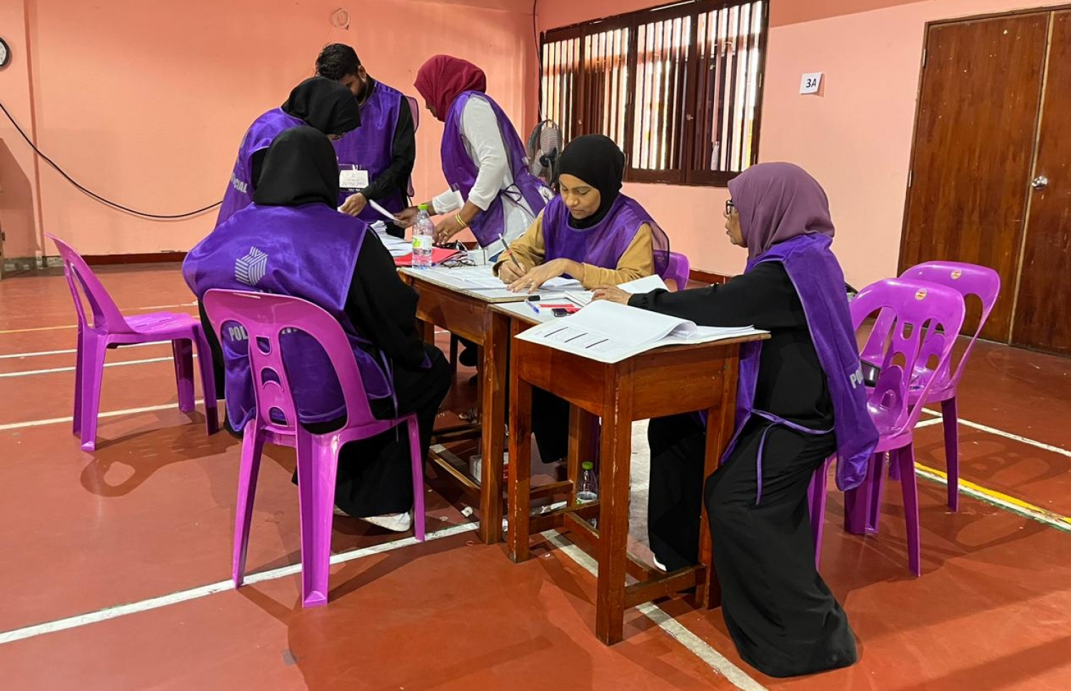 ރިޔާސީ އިންތިހާބުގެ ގިޔާސުއްދީން ސްކޫލުގައި ބަހައްޓާފައިވާ ފޮއްޓަށް ވޯޓުލުން ބަންދުވުމުން އޮފިޝަލުން ވޯޓު ގުނަން ތައްޔާރު ވަނީ.-- ފޮޓޯ: އިފްރާޒް އަލީ /މިހާރު