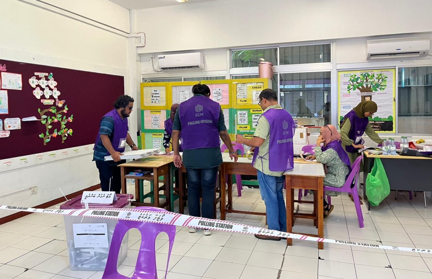 ރިޔާސީ އިންތިހާބުގެ ގިޔާސުއްދީން ސްކޫލުގައި ބަހައްޓާފައިވާ ފޮއްޓަށް ވޯޓުލުން ބަންދުވުމުން އޮފިޝަލުން ވޯޓު ގުނަން ތައްޔާރު ވަނީ.-- ފޮޓޯ: އިފްރާޒް އަލީ /މިހާރު