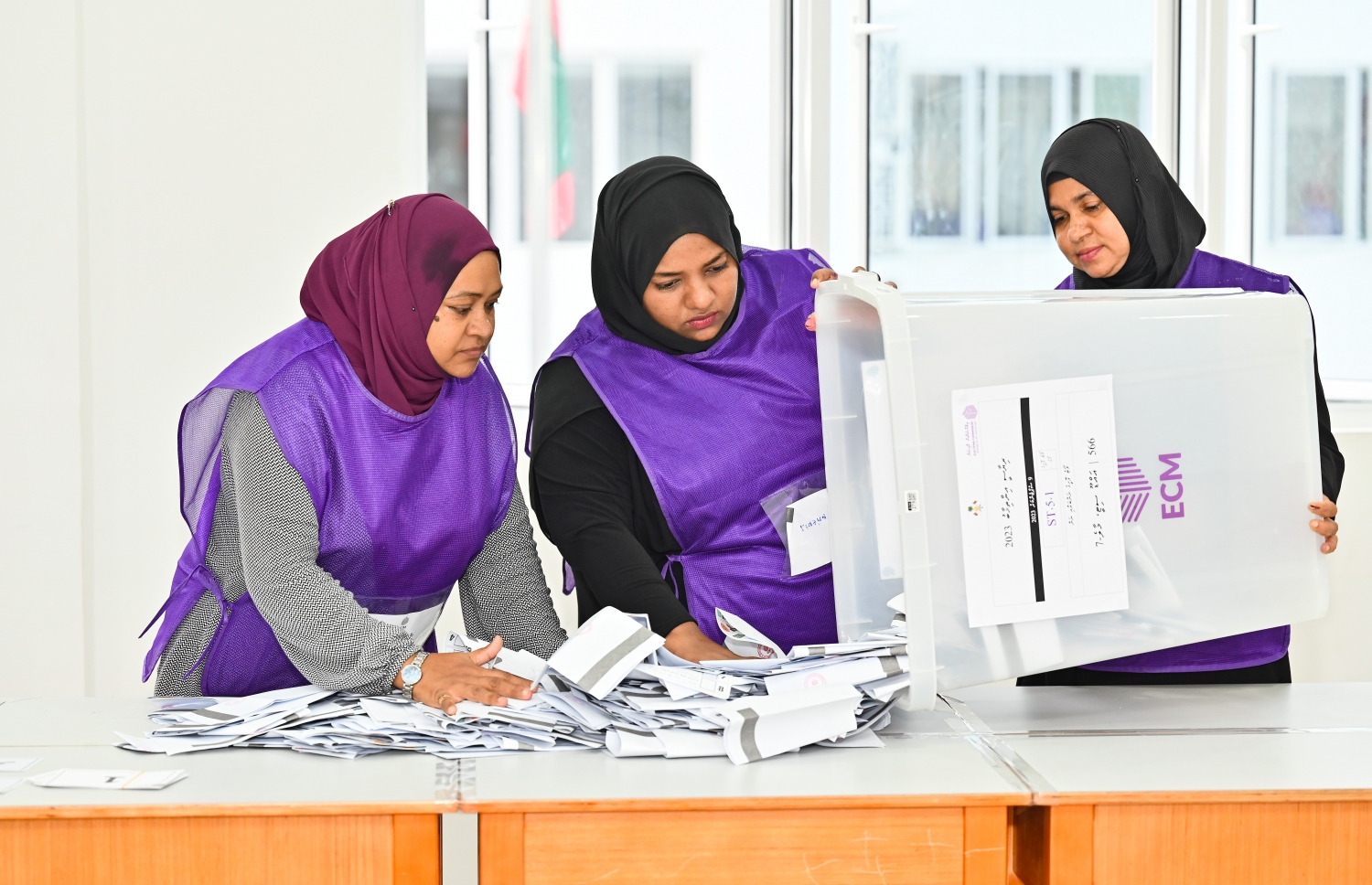 ރިޔާސީ އިންތިހާބުގެ ދަރުމަވަންތަ ސްކޫލުގައި ބަހައްޓާފައިވާ ފޮއްޓަށް ވޯޓުލުން ބަންދު ކުރުމަށްފަހު، އޮފިޝަލުން ވޯޓު ގުނަން ތައްޔާރުވަނީ.-- ފޮޓޯ: ނިޝާން އަލީ /މިހާރު