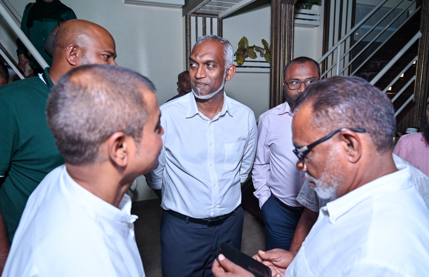 އިންތިހާބުގެ ކާމިޔާބަށްފަހު ލީޑަޝިޕްގެ ބައެއް ބޭފުޅުންނާ އެކު މުއިއްޒު މަޑުކޮށްލައްވައިގެން: ހޯދުނީ ބޮޑު ކާމިޔާބީއެއް ކަމަށް ވިދާޅުވި - ފޮޓޯ: ފަޔާޒު މޫސާ / މިހާރު