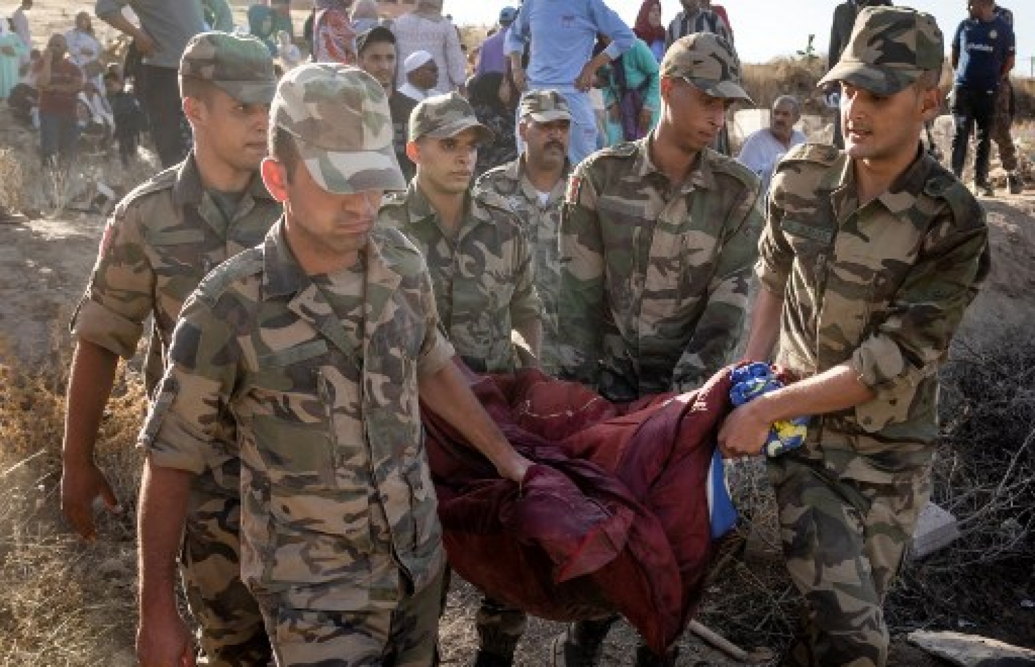 މޮރޮކޯގެ ބިންހެލުމުގައި އިމާރާތެއްގެ ދަށުން މީހަކު ސަލާމަތް ކުރަން ރެސްކިއު ޓީމުން މަސައްކަތް ކުރަނީ: ބާރުގަދަ އެ ބިންހެލުމުގައި 800 އަށް ވުރެ ގިނަ މީހުން މަރުވި --- ފޮޓޯ: އޭއެފްޕީ