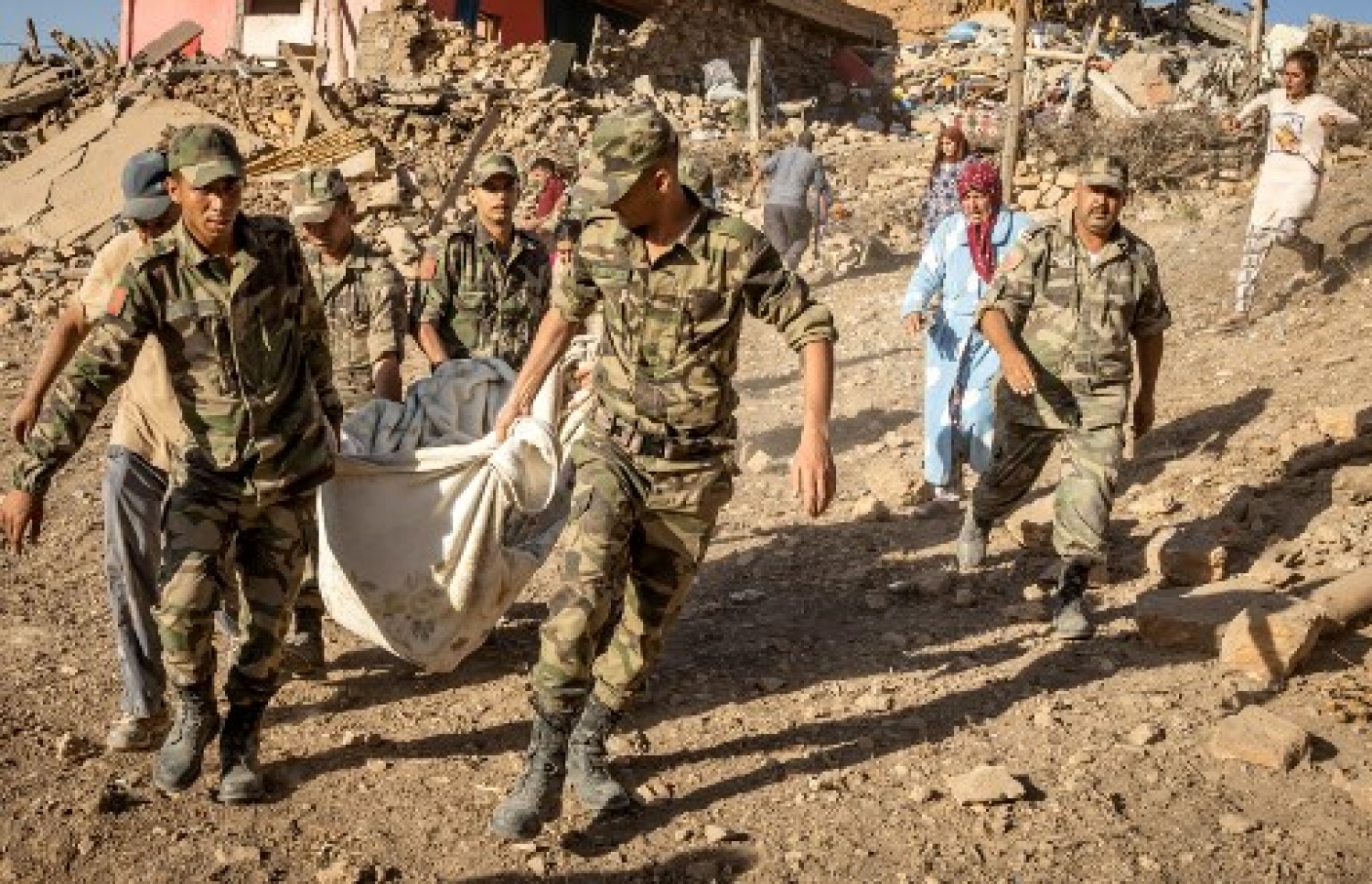 މޮރޮކޯގެ ބިންހެލުމުގައި އިމާރާތެއްގެ ދަށުން މީހަކު ސަލާމަތް ކުރަން ރެސްކިއު ޓީމުން މަސައްކަތް ކުރަނީ: ބާރުގަދަ އެ ބިންހެލުމުގައި 800 އަށް ވުރެ ގިނަ މީހުން މަރުވި --- ފޮޓޯ: އޭއެފްޕީ