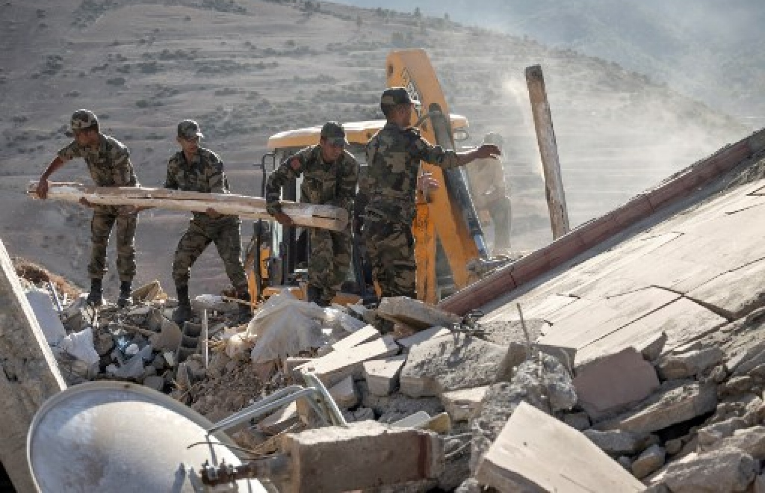 މޮރޮކޯގެ ބިންހެލުމުގައި އިމާރާތެއްގެ ދަށުން މީހަކު ސަލާމަތް ކުރަން ރެސްކިއު ޓީމުން މަސައްކަތް ކުރަނީ: ބާރުގަދަ އެ ބިންހެލުމުގައި 800 އަށް ވުރެ ގިނަ މީހުން މަރުވި --- ފޮޓޯ: އޭއެފްޕީ