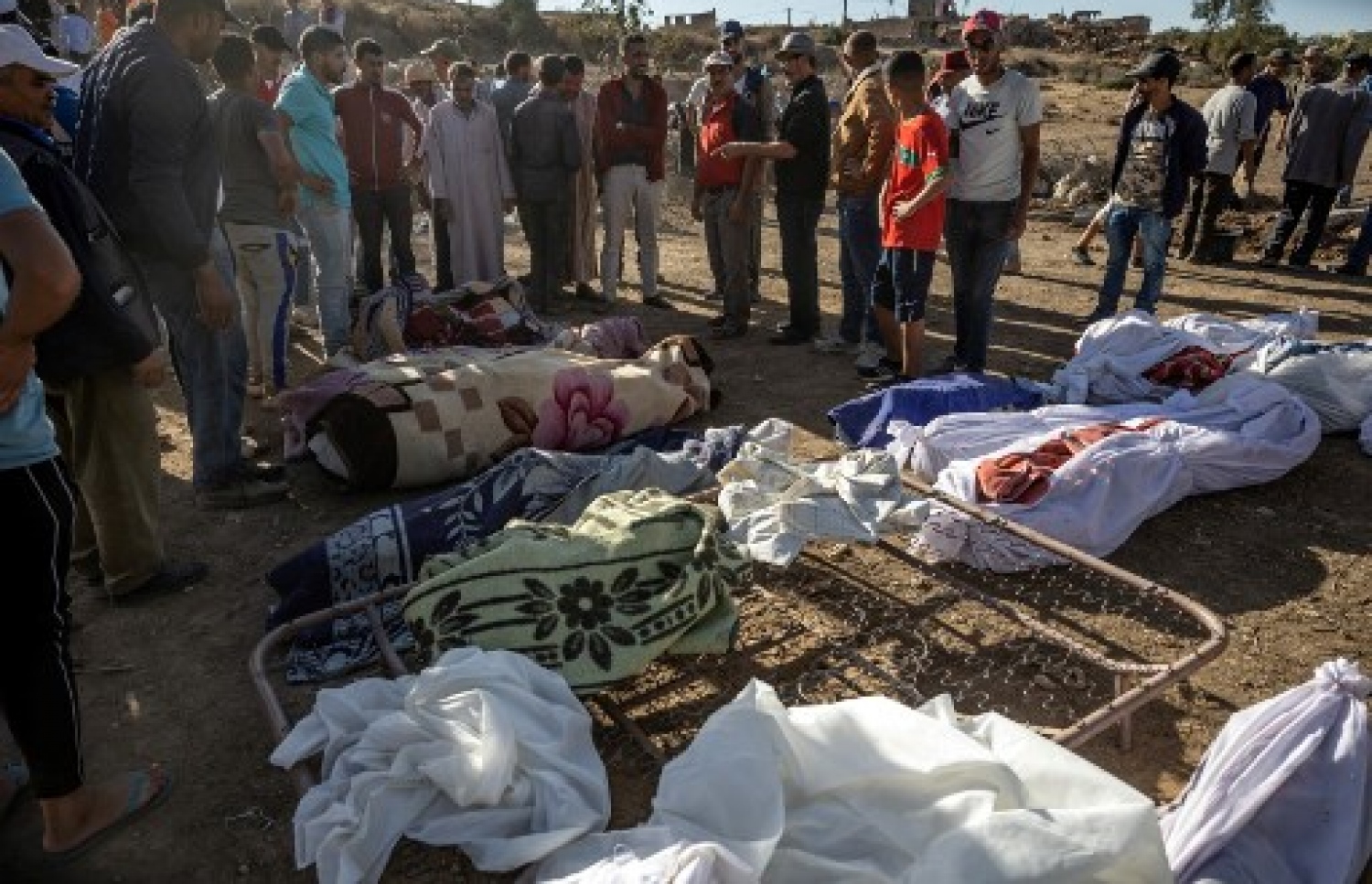 މޮރޮކޯގެ ބިންހެލުމުގައި މަރުވި މީހުން އާއިލާތަކަށް ދައްކާލަނީ: ބާރުގަދަ އެ ބިންހެލުމުގައި 800 އަށް ވުރެ ގިނަ މީހުން މަރުވި --- ފޮޓޯ: އޭއެފްޕީ