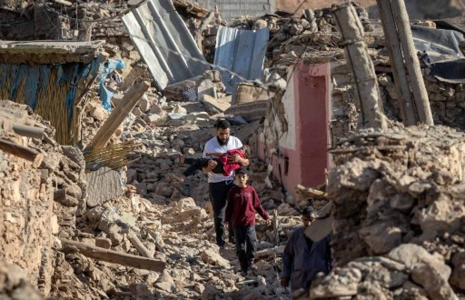 މޮރޮކޯގެ ބިންހެލުމުގައި އިމާރާތެއްގެ ދަށުން މީހަކު ސަލާމަތް ކުރަން ރެސްކިއު ޓީމުން މަސައްކަތް ކުރަނީ: ބާރުގަދަ އެ ބިންހެލުމުގައި 800 އަށް ވުރެ ގިނަ މީހުން މަރުވި --- ފޮޓޯ: އޭއެފްޕީ