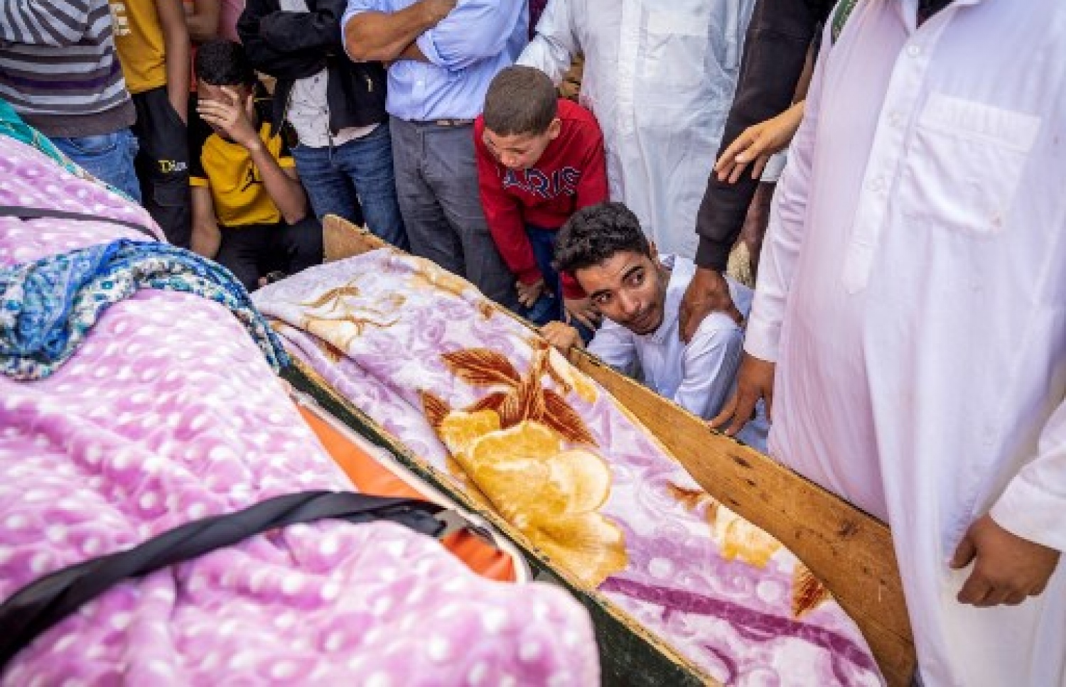 މޮރޮކޯގެ ބިންހެލުމުގައި މަރުވި މީހުން އާއިލާ އަށް ދައްކަނީ: ބާރުގަދަ އެ ބިންހެލުމުގައި 800 އަށް ވުރެ ގިނަ މީހުން މަރުވި --- ފޮޓޯ: އޭއެފްޕީ