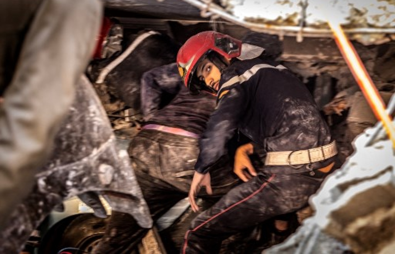 މޮރޮކޯގެ ބިންހެލުމުގައި އިމާރާތެއްގެ ދަށުން މީހަކު ސަލާމަތް ކުރަން ރެސްކިއު ޓީމުން މަސައްކަތް ކުރަނީ: ބާރުގަދަ އެ ބިންހެލުމުގައި 800 އަށް ވުރެ ގިނަ މީހުން މަރުވި --- ފޮޓޯ: އޭއެފްޕީ