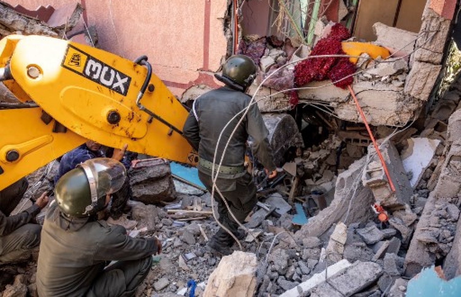 މޮރޮކޯގެ ބިންހެލުމުގައި އިމާރާތެއްގެ ދަށުން މީހަކު ސަލާމަތް ކުރަން ރެސްކިއު ޓީމުން މަސައްކަތް ކުރަނީ: ބާރުގަދަ އެ ބިންހެލުމުގައި 800 އަށް ވުރެ ގިނަ މީހުން މަރުވި --- ފޮޓޯ: އޭއެފްޕީ