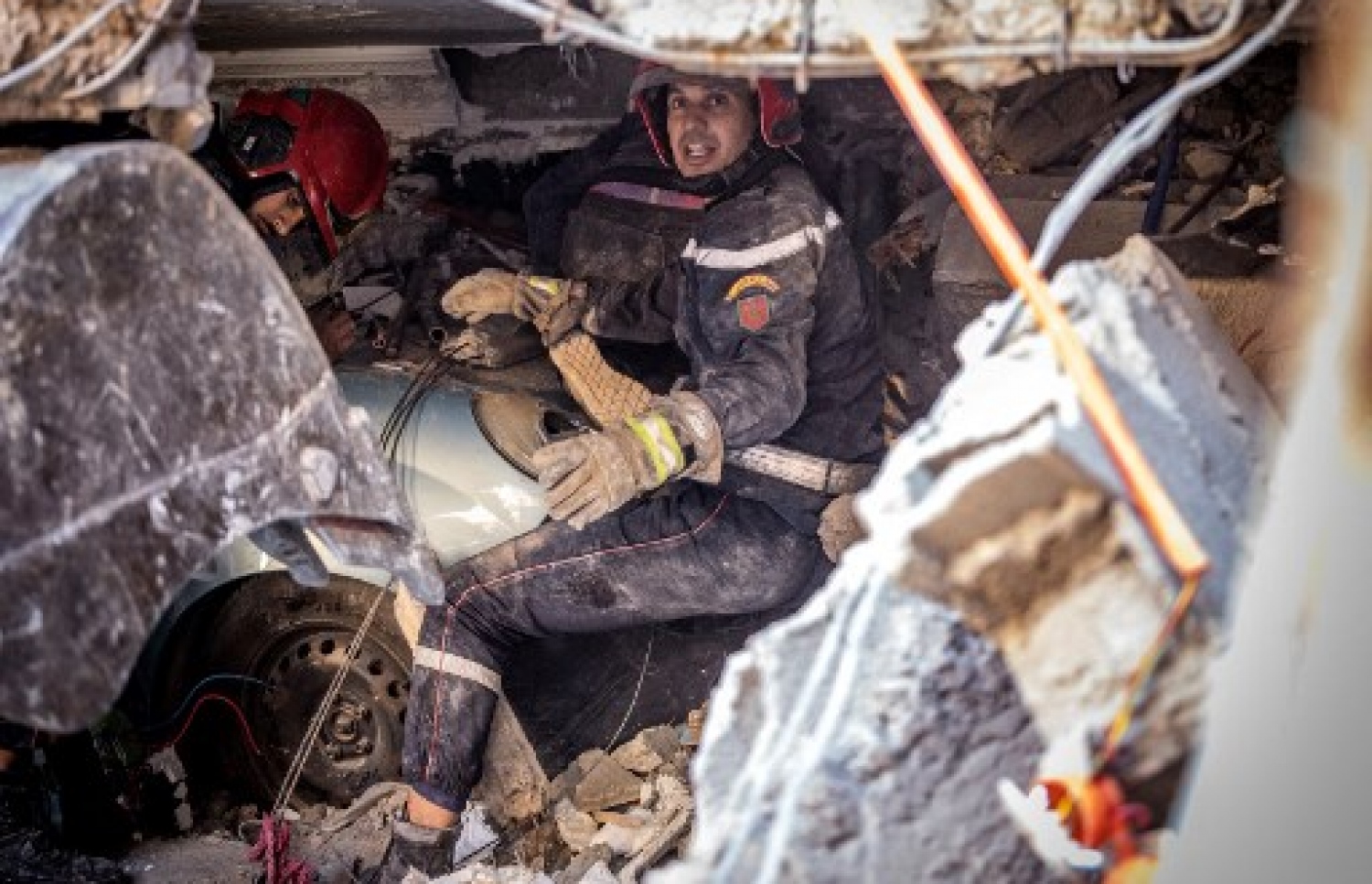 މޮރޮކޯގެ ބިންހެލުމުގައި އިމާރާތެއްގެ ދަށުން މީހަކު ސަލާމަތް ކުރަން ރެސްކިއު ޓީމުން މަސައްކަތް ކުރަނީ: ބާރުގަދަ އެ ބިންހެލުމުގައި 800 އަށް ވުރެ ގިނަ މީހުން މަރުވި --- ފޮޓޯ: އޭއެފްޕީ