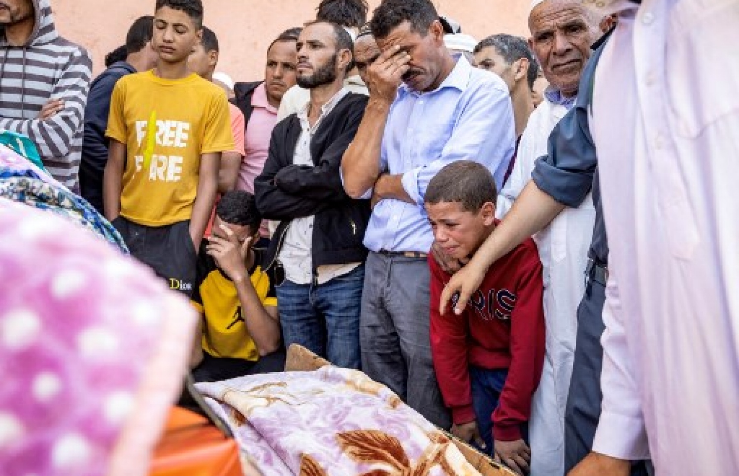 މޮރޮކޯގެ ބިންހެލުމުގައި މަރުވި މީހަކު އާއިލާ އަށް ގެންދަނީ: ބާރުގަދަ އެ ބިންހެލުމުގައި 2000 އަށް ވުރެ ގިނަ މީހުން މަރުވި --- ފޮޓޯ: އޭއެފްޕީ